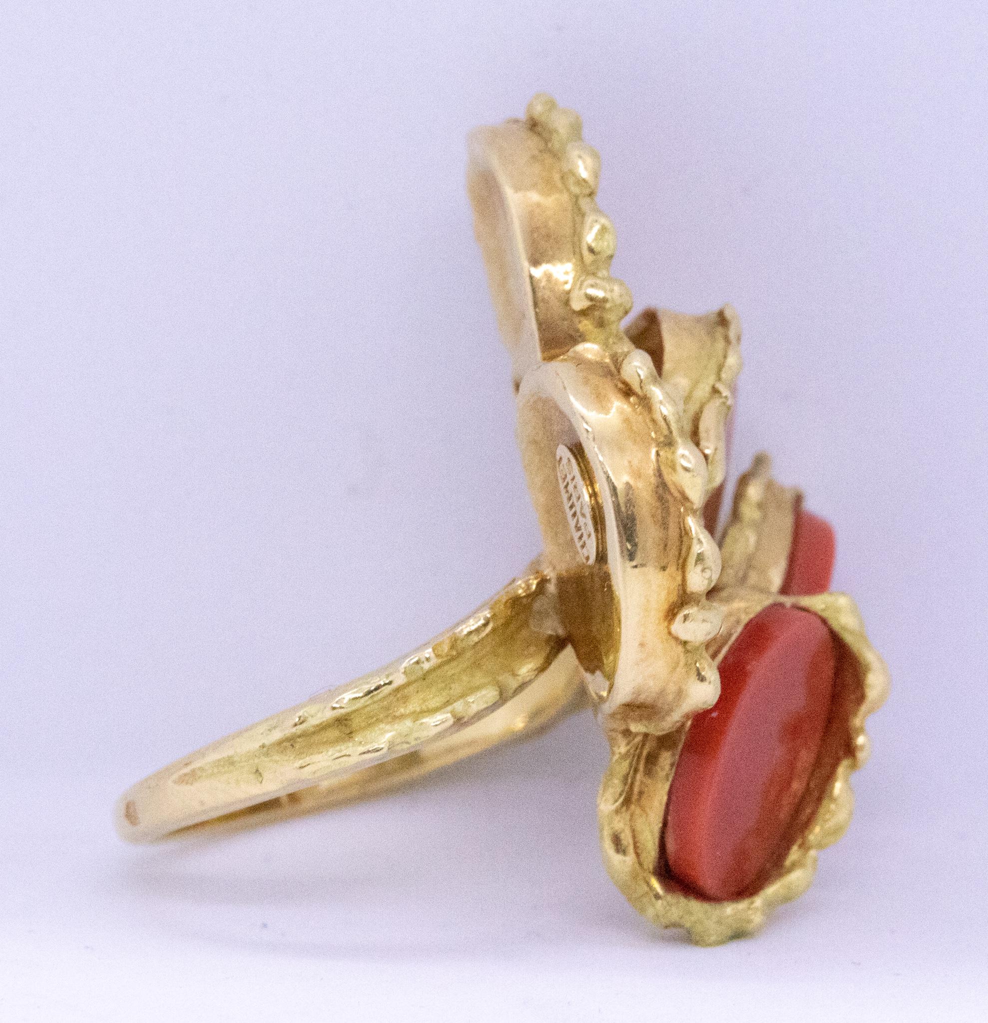 Chaumet Paris, bague cocktail rétro en or 18 carats avec sculptures en corail rouge, 1970 Excellent état - En vente à Miami, FL