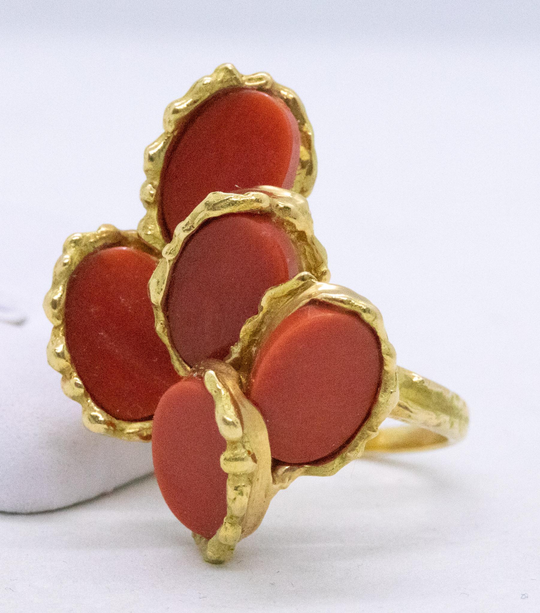 Chaumet 1970 Paris Retro Cocktail Ring in 18Kt Gold with Red Coral Carvings In Excellent Condition For Sale In Miami, FL