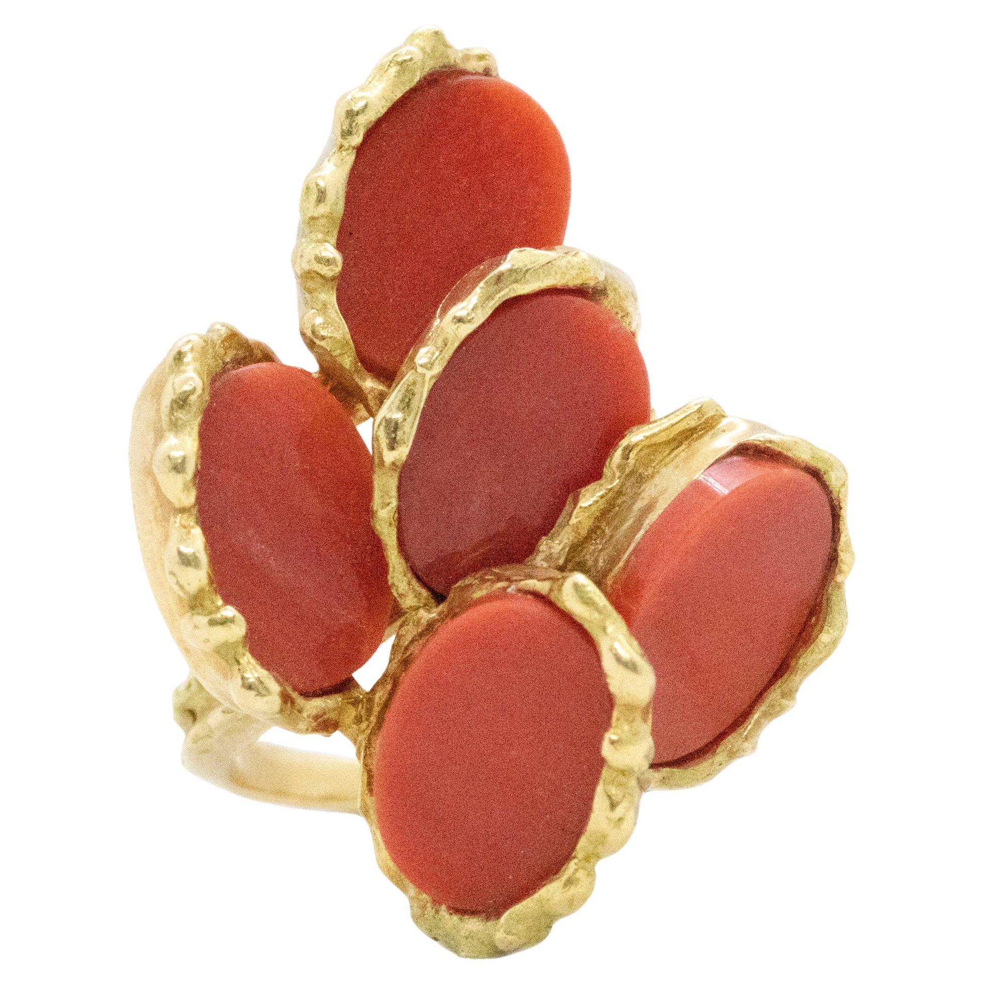 Chaumet Paris, bague cocktail rétro en or 18 carats avec sculptures en corail rouge, 1970 en vente