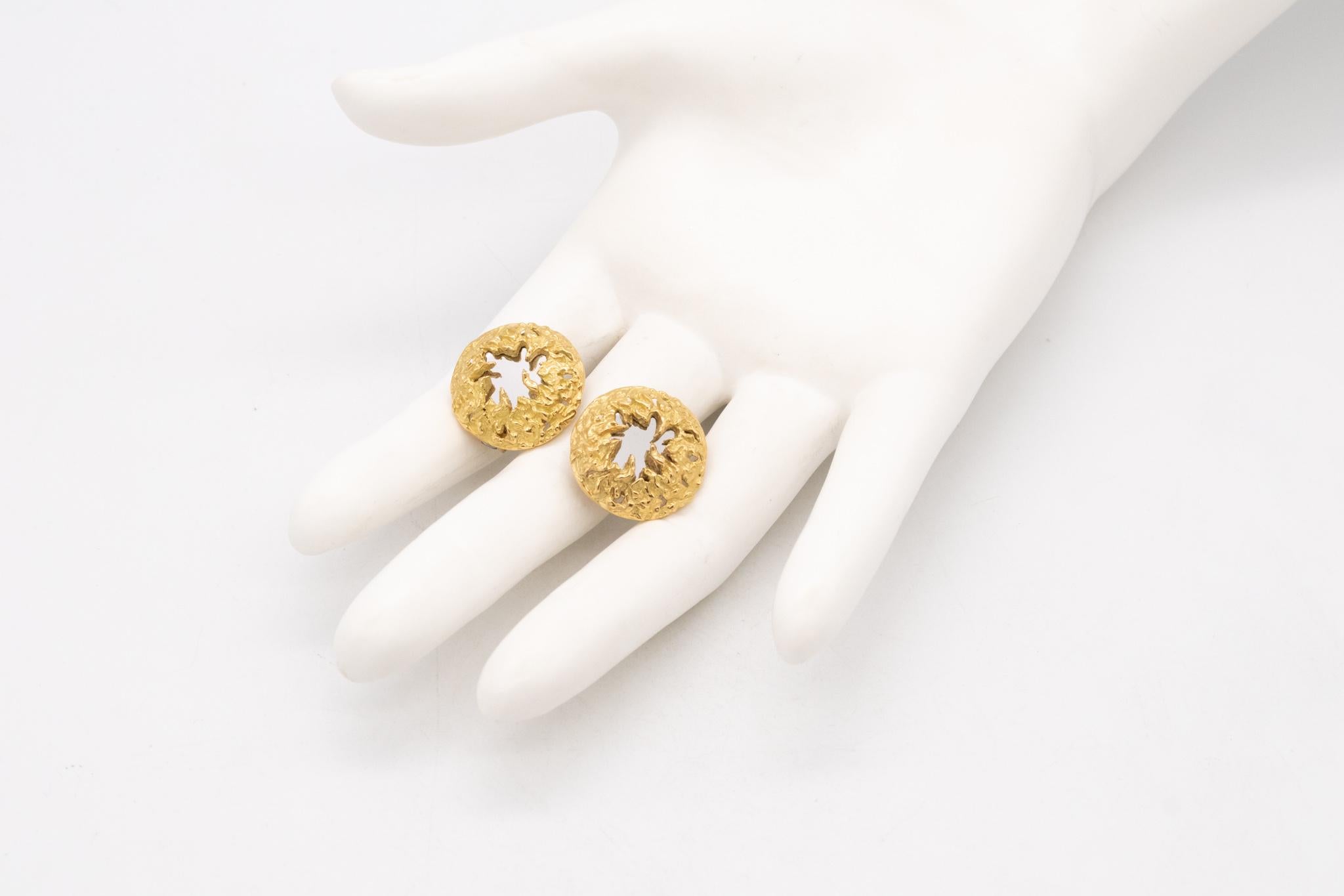 Chaumet Clips d'oreilles rétro en or jaune 18 carats texturé avec miroir, Paris, 1970 Excellent état - En vente à Miami, FL