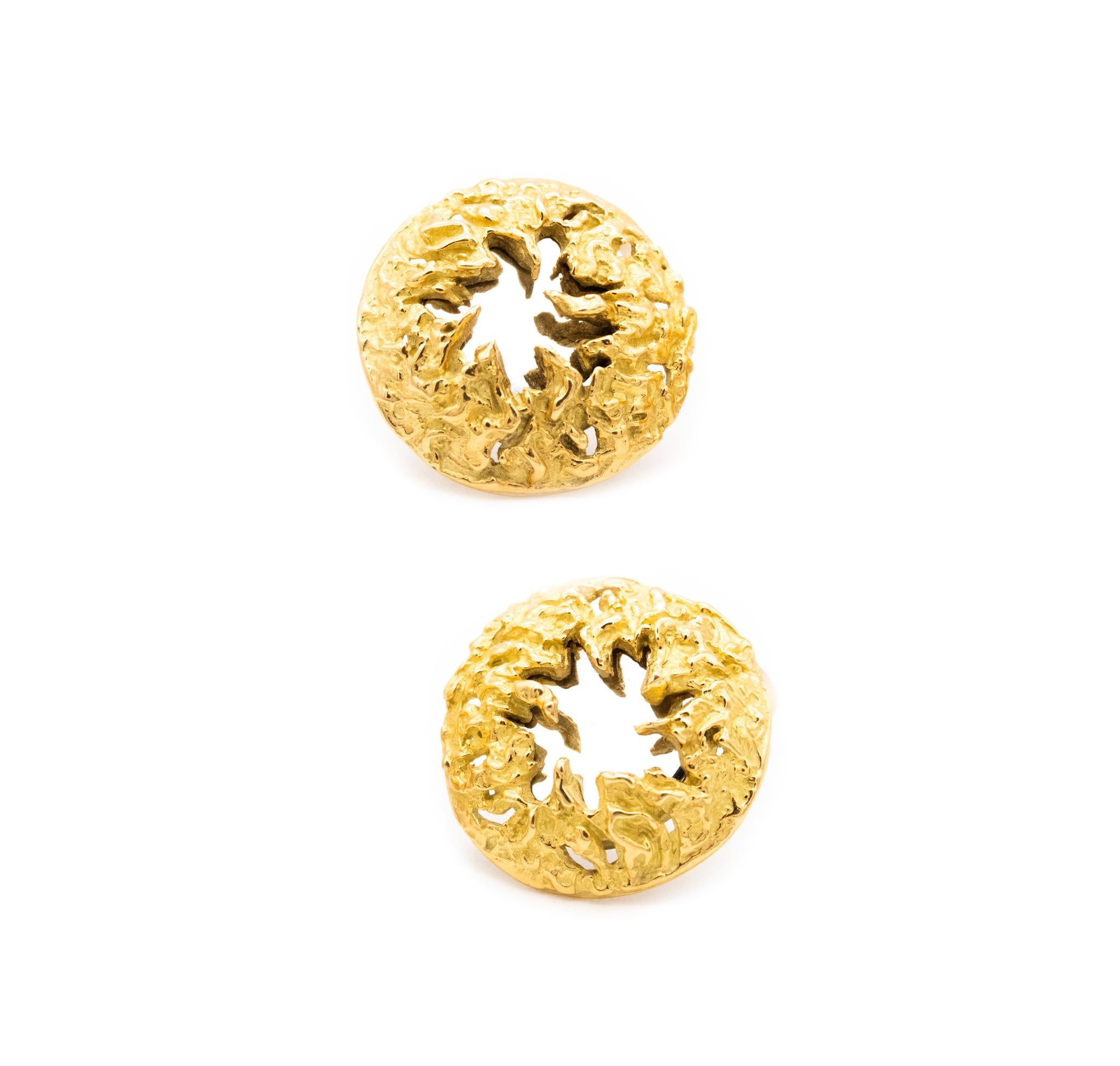 Chaumet 1970 Paris Retro Mirrored Clip Earrings in Textured 18Kt Yellow Gold For Sale 1