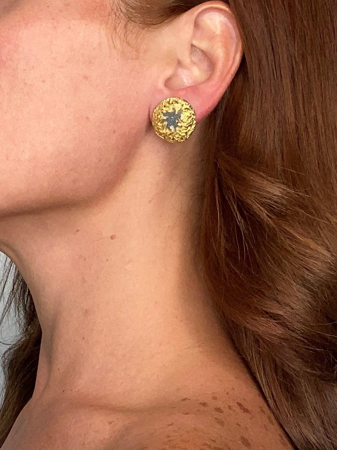 Chaumet Clips d'oreilles rétro en or jaune 18 carats texturé avec miroir, Paris, 1970 en vente 2