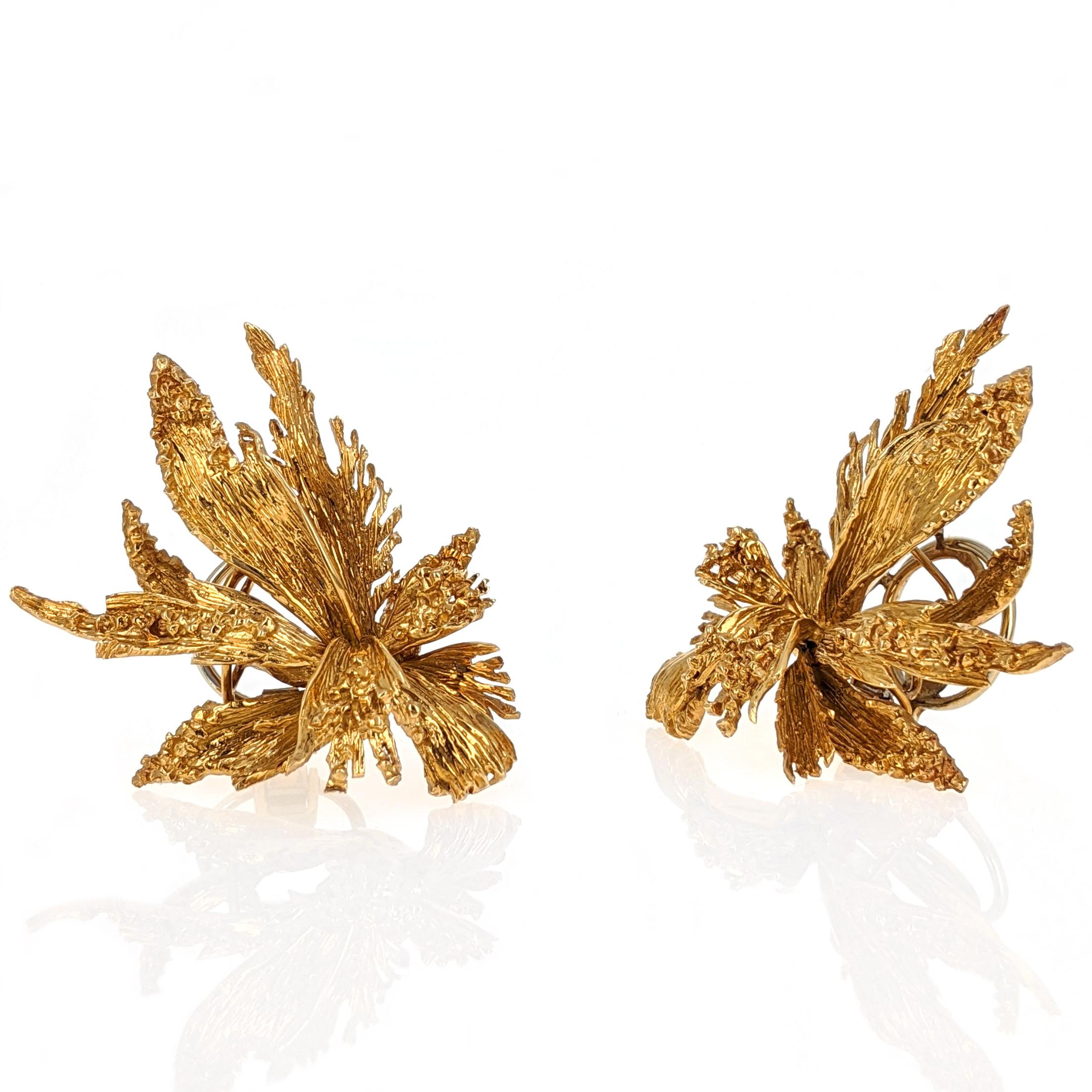 These 1970s clips earrings by Chaumet are expertly crafted in 18 karat yellow gold. They are stylized as leaves and the textured metal captures and reflects light beautifully. They are signed, with maker's mark and with French assay marks. They are