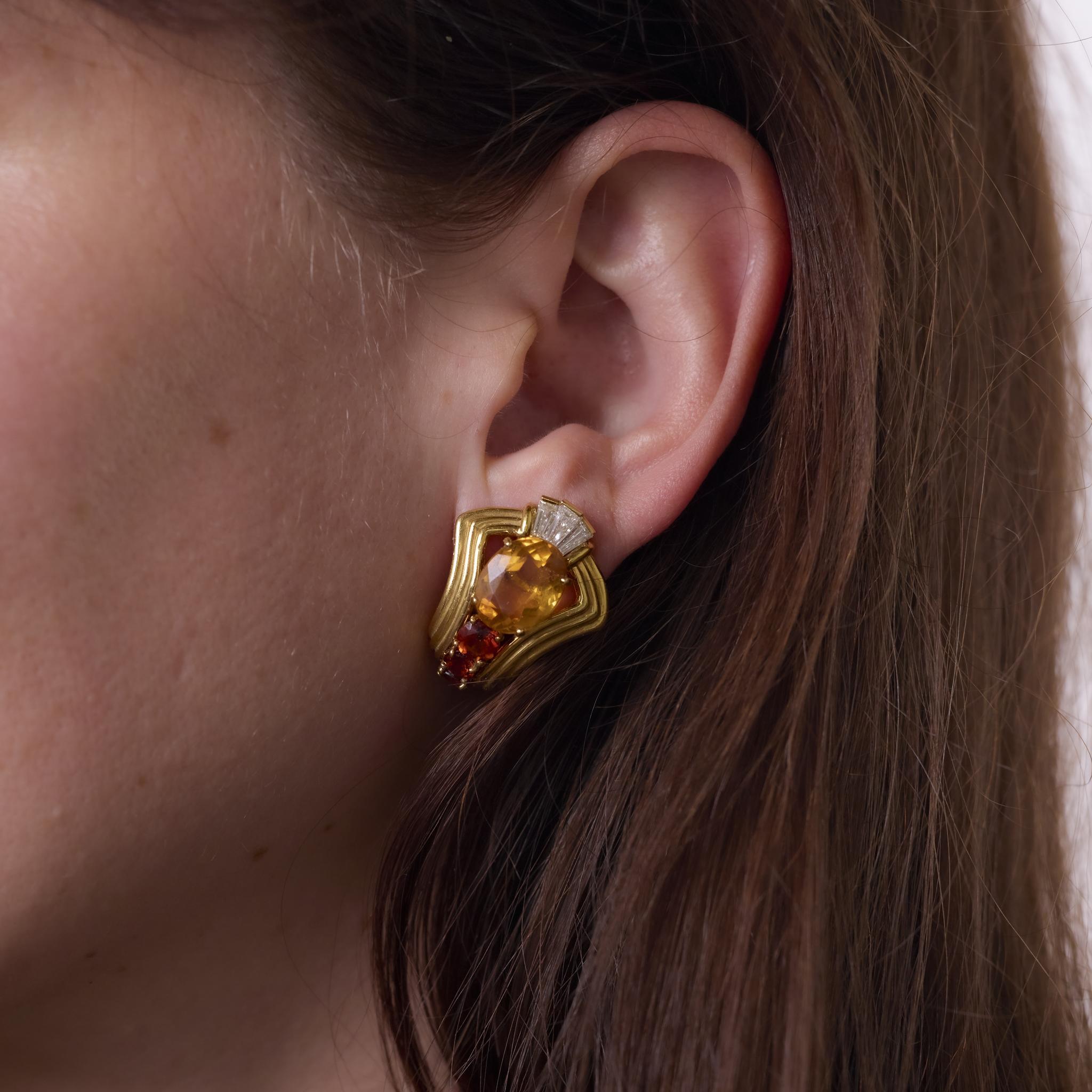 Taille ovale Chaumet, boucles d'oreilles en or jaune 18 carats, diamants et citrine, poids total de 8,80 carats en vente