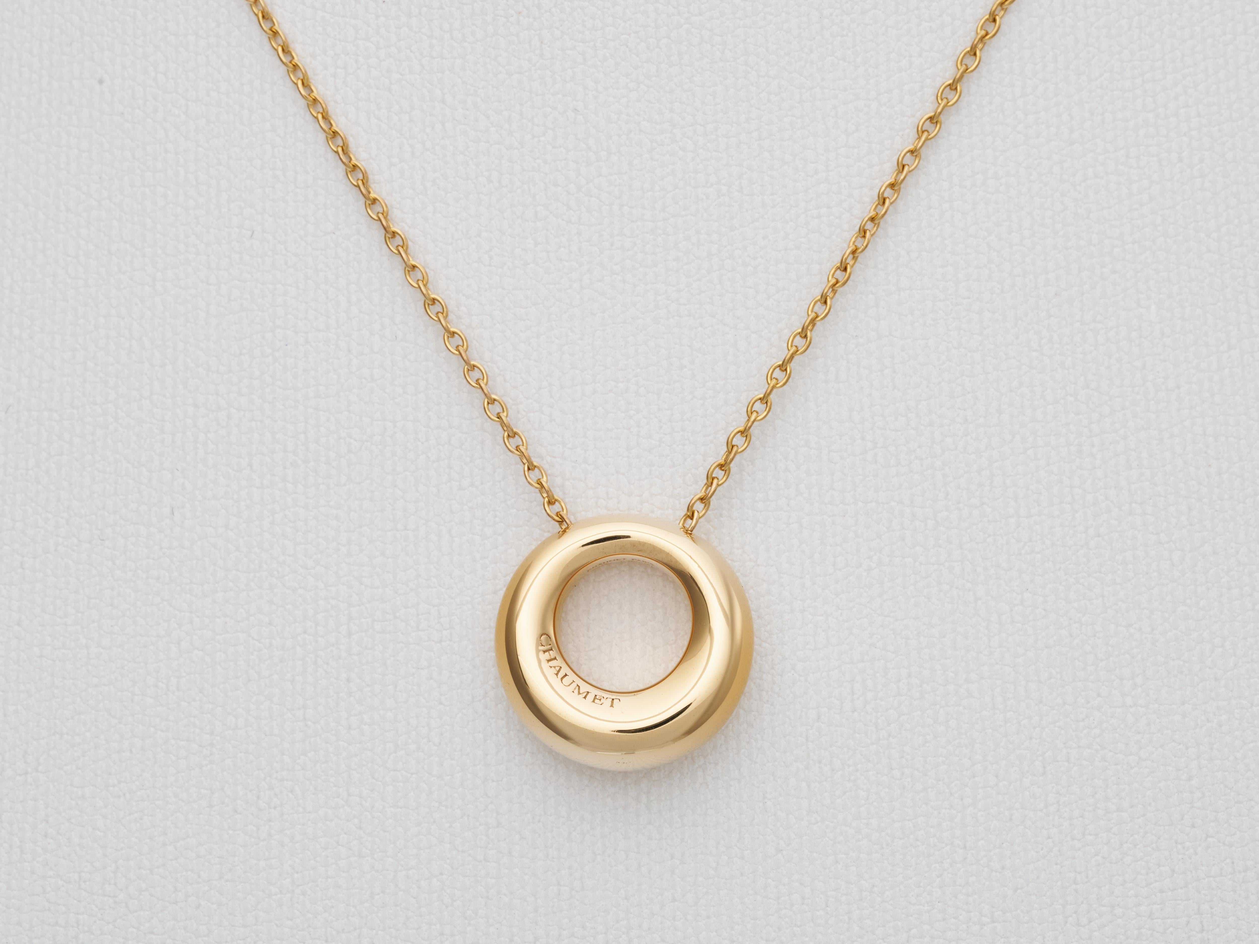 Chaumet 
Collier Annaud

Pendentif circulaire en or sur chaîne
 
Jaune 18K  

Condit Immaculé

Taille du pendentif (environ) 15 mm de large x 15 mm de haut  x 5mm d'épaisseur

Longueur du collier 16