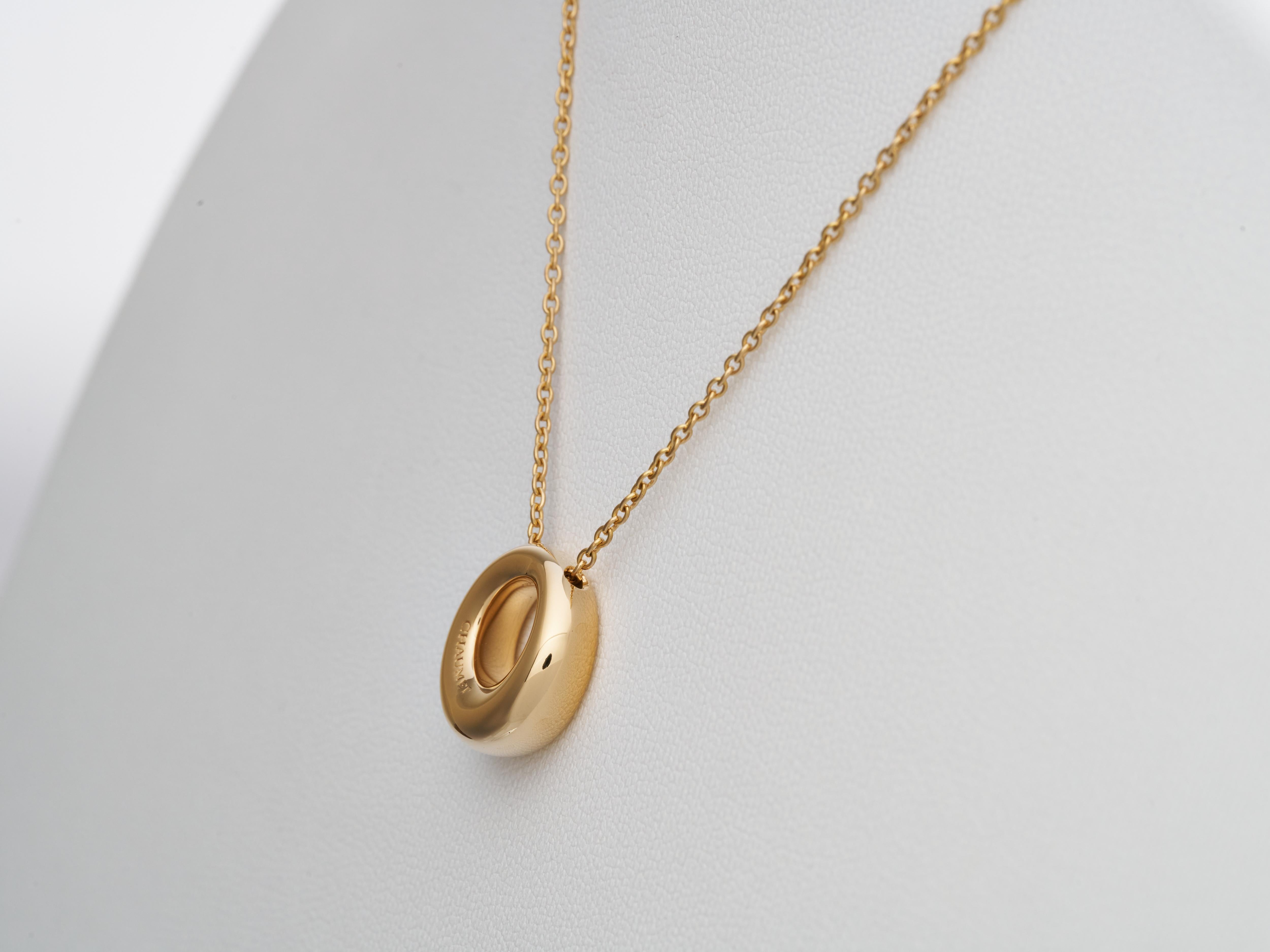 Chaumet Annaud Collier pendentif rond sur chaîne vintage en or jaune 18 carats Bon état - En vente à London, GB