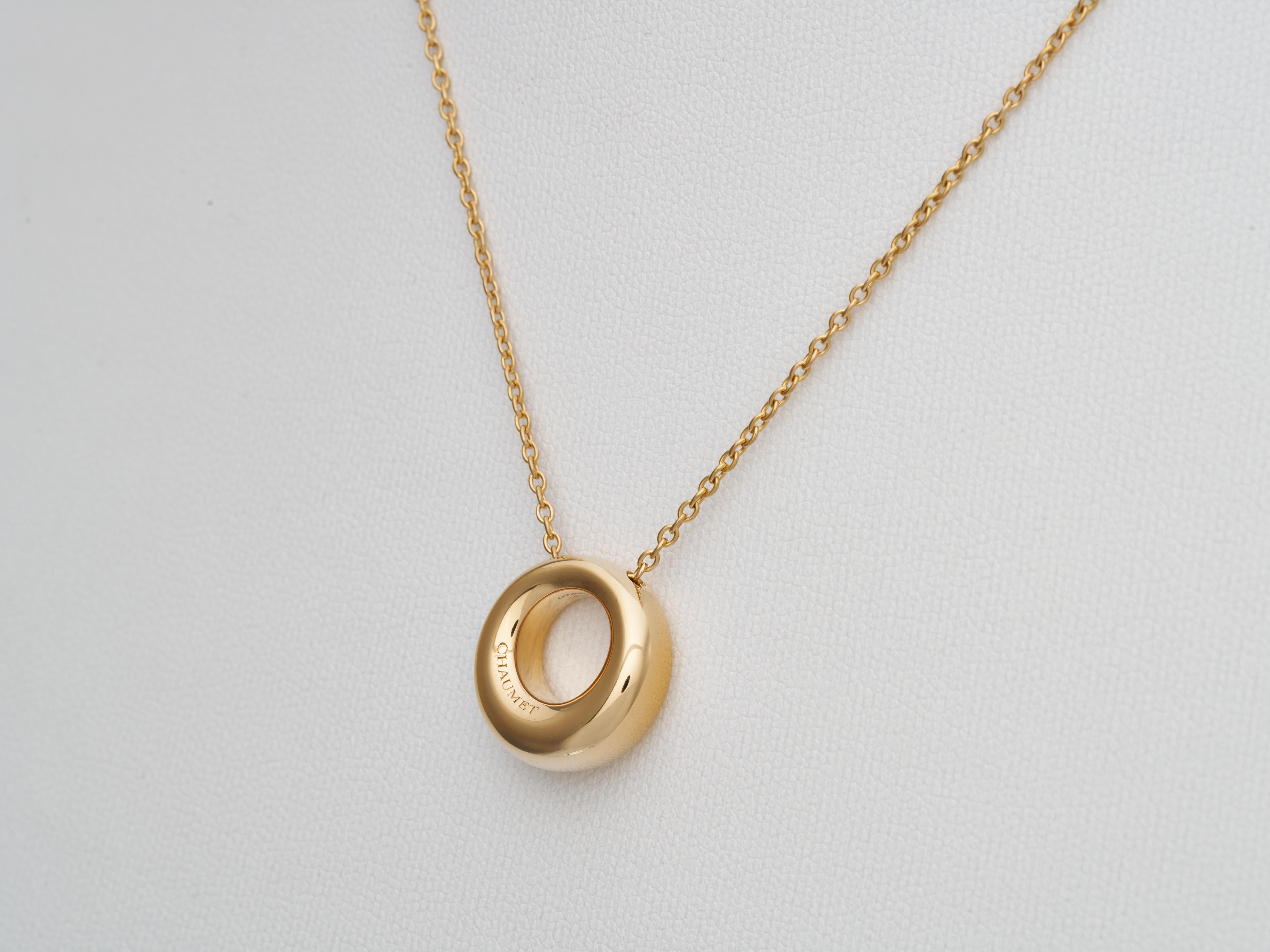 Chaumet Annaud Collier pendentif rond sur chaîne vintage en or jaune 18 carats Unisexe en vente