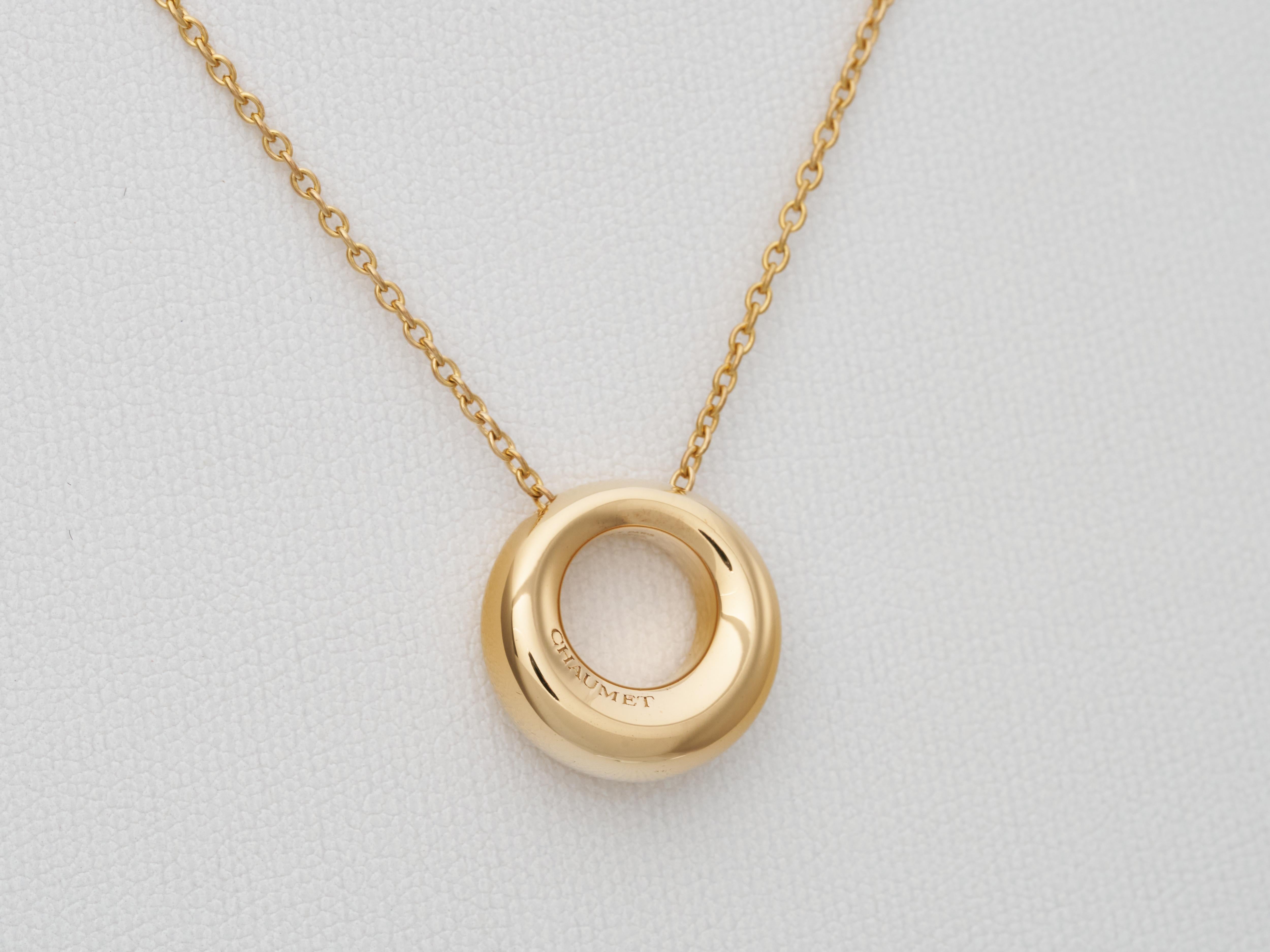 Chaumet Annaud Collier pendentif rond sur chaîne vintage en or jaune 18 carats en vente 1