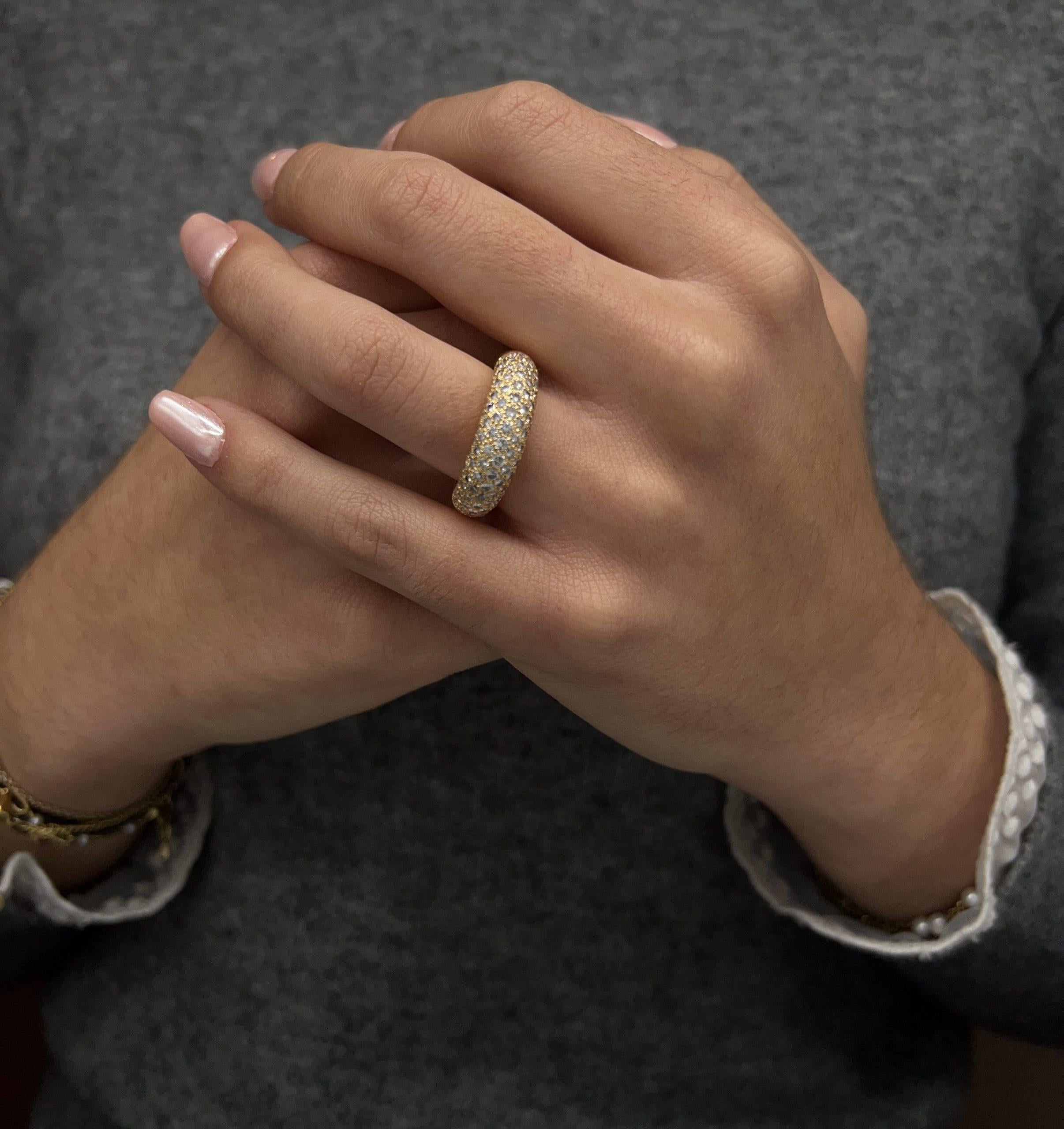 Chaumet-Ring aus der Collection'S Anneau, aus 18 Karat Gelbgold und Diamanten.
Zustand: ausgezeichnet.
Größe: 52.
Mögliche Größenänderung: +/- 2 Größen.
Gewicht des Diamanten: ca. 1 Karat.
Gesamtgewicht: 7,22 gr.
Breite: 0,7 cm.
Französische