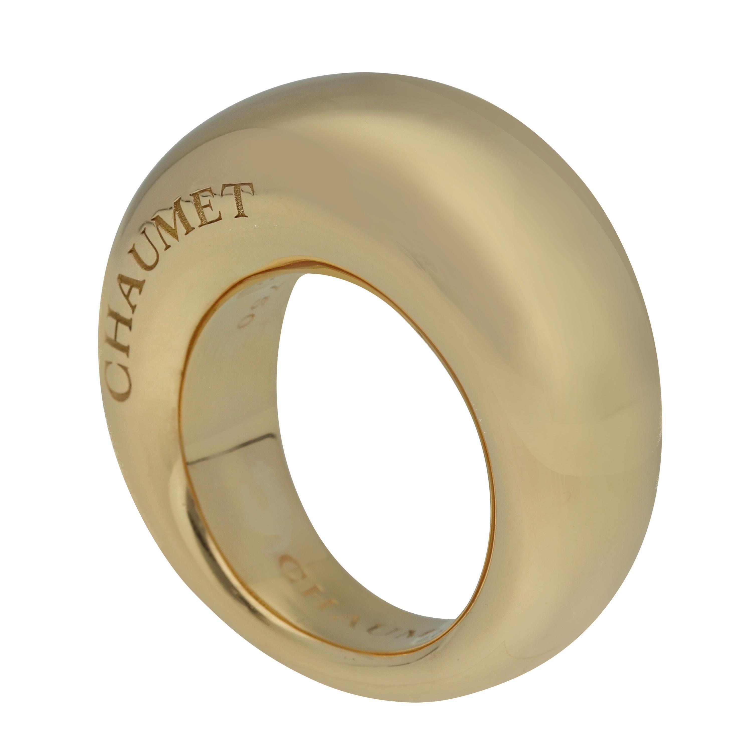 A  very beautiful 750 polished yellow gold Chaumet ring of the collection Anneau, composed of one significant layered dome-shaped bangle. 

Clean lines and a generous roundness are the signature of the Anneau de Chaumet collection. 

This ring is a