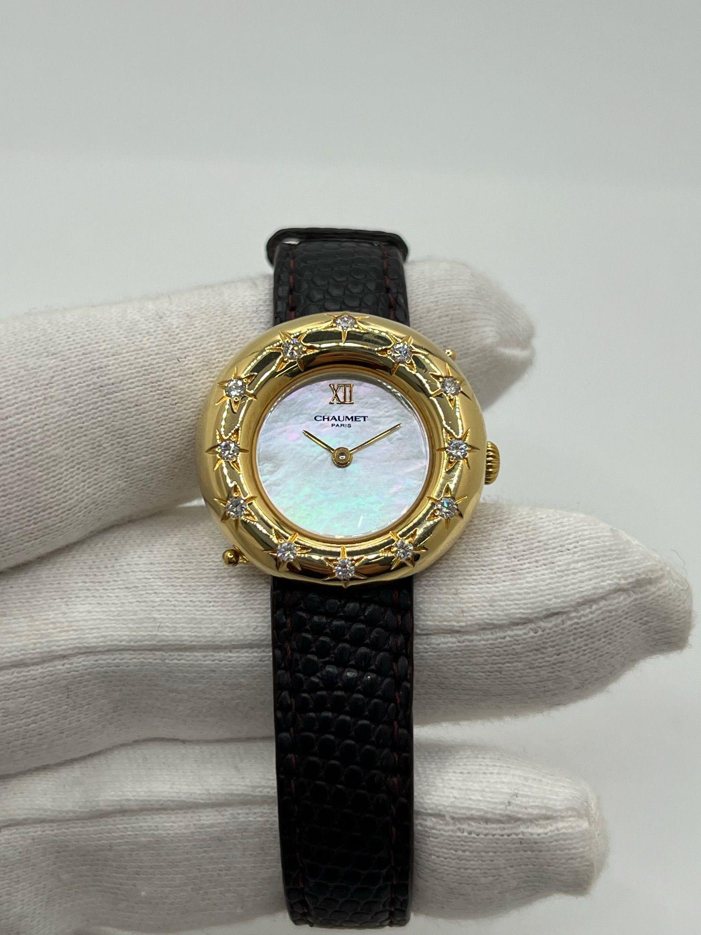 Informations générales :

Marque : Chaumet

Référence : Anneau

Mouvement : Quartz

Boîtier :

Matière : Or jaune 18K

Diamètre : 29 mm

Lunette : Or jaune

Verre : Verre saphir

Cadran : Or, sans chiffres

Bracelet :

Matière : Cuir de