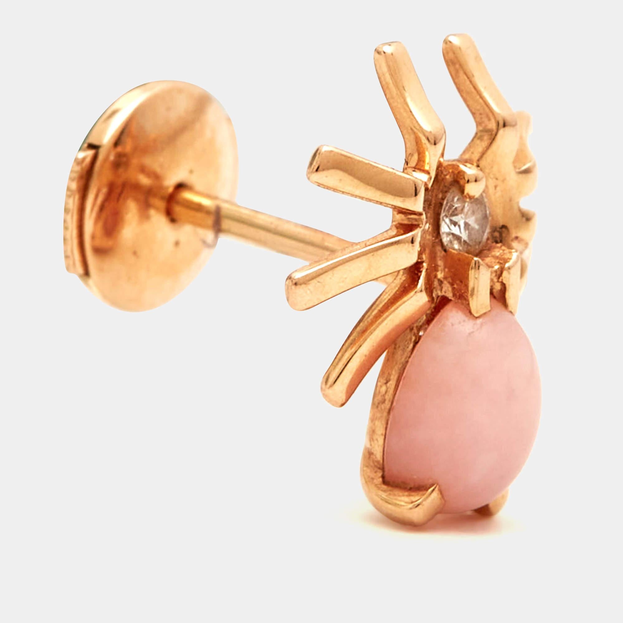 Chaumet's Attrape-moi stud earring is graceful and sophisticated. The spider-shaped carving is styled with opal gemstone and a diamond as the face. The 18K rose gold earring comes with a screw-back closure and is a hassle-free style making it easy
