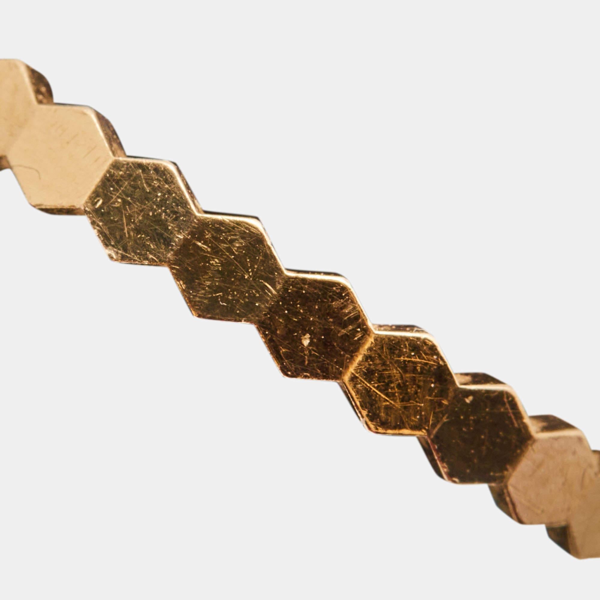 Un bijou d'investissement de la collection Bee My Love de Chaumet. Formée à partir d'or rose 18k, la bague présente une forme géométrique unique imitant le nid d'abeille.

