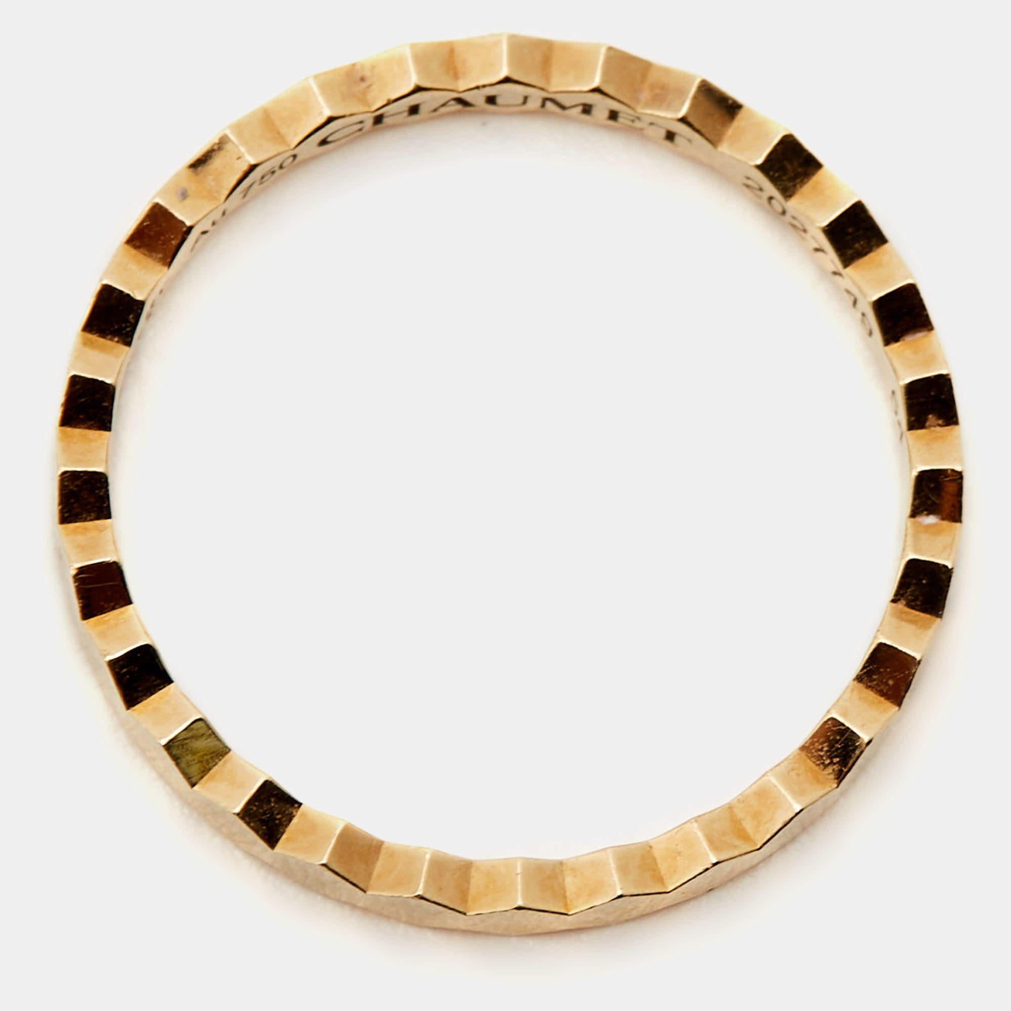 This gorgeous ring from Chaumet is skilfully sculpted using 18k yellow gold into a simple band and beautified with smooth serrated edges for a honeycomb effect. This is a piece worth owning.

Includes: Original Box, Authenticity Card, Original Case

