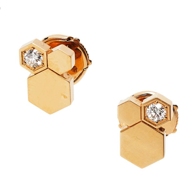 Un symbole de féminité royale par Chaumet sous la forme de ce précieux ensemble de boucles d'oreilles de la collection Bee My Love. Formées à partir d'or rose 18k:: les boucles d'oreilles ont une forme géométrique unique imitant le nid d'abeille. Un