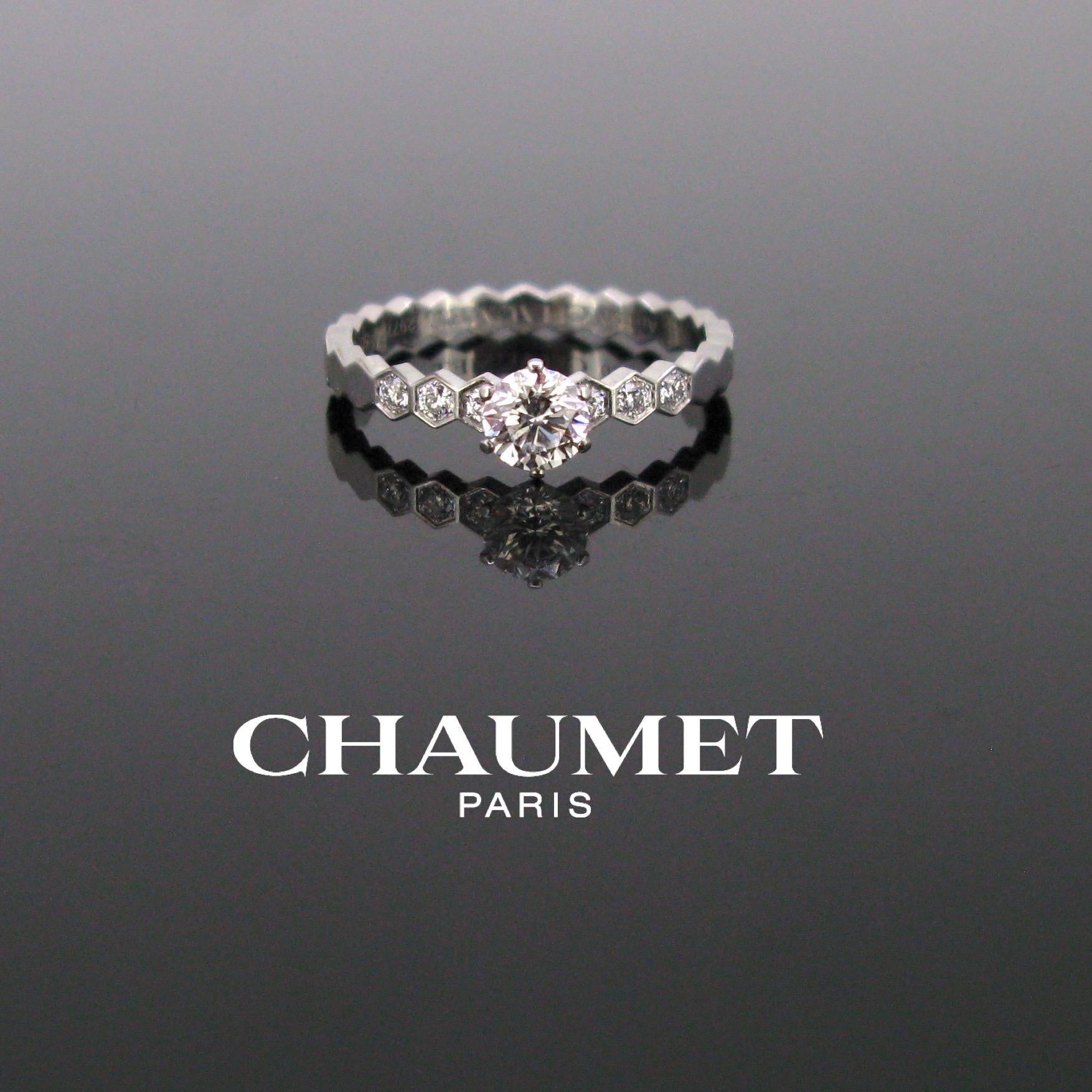 Weight:	2.12gr

Metal:		18kt white gold

Stones:	1 Diamonds
•	Cut:	Brilliant
•	Carat weight:	0.30ct approximately
•	Colour:	G
•	Clarity:	VS

Others: 	6 Diamonds
•	Total carat weight: 	0.15ct approximately

Condition:	Excellent

Hallmarks:	French –