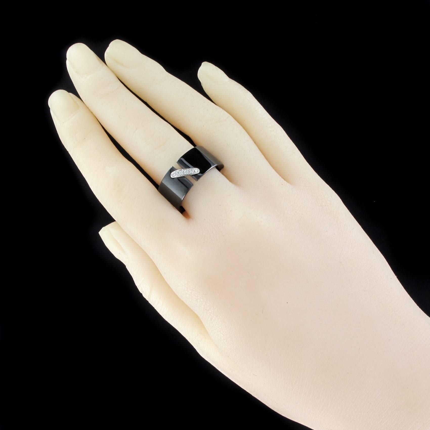 Pearly black ceramic ring.
Signed Chaumet, this ring from the Lien Collection is a wide open flat ring on the front and set with a line of 6 brilliant-cut diamonds.
Diamonds ceramic ring signed Chaumet inside the ring.
Numbered: 1267304.
Height: 9.9