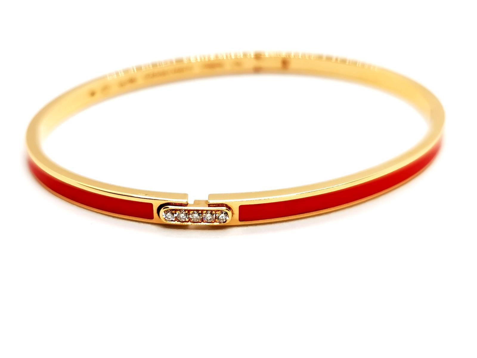 Bracelet signed by the house of Chaumet. Liens Evidence collection. in 750 thousandths pink gold (18 carats). and red lacquer. link set with 5 diamonds. brilliant cut. approximately 0.01 ct each. total diamond weight: approximately 0. 05 ct. oval