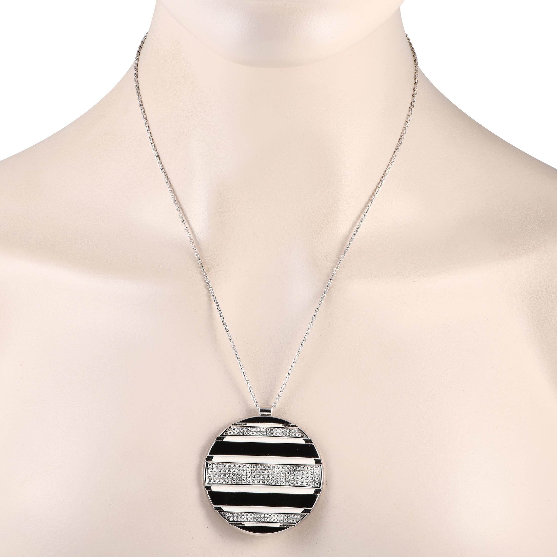 Dalla Collection'S Class One di Chaumet, questa collana si distingue per la sua forma e la sua eleganza. Presenta un ciondolo a forma di disco oversize sospeso da una catena in oro bianco con chiusura a moschettone. Il pendente rotondo è decorato