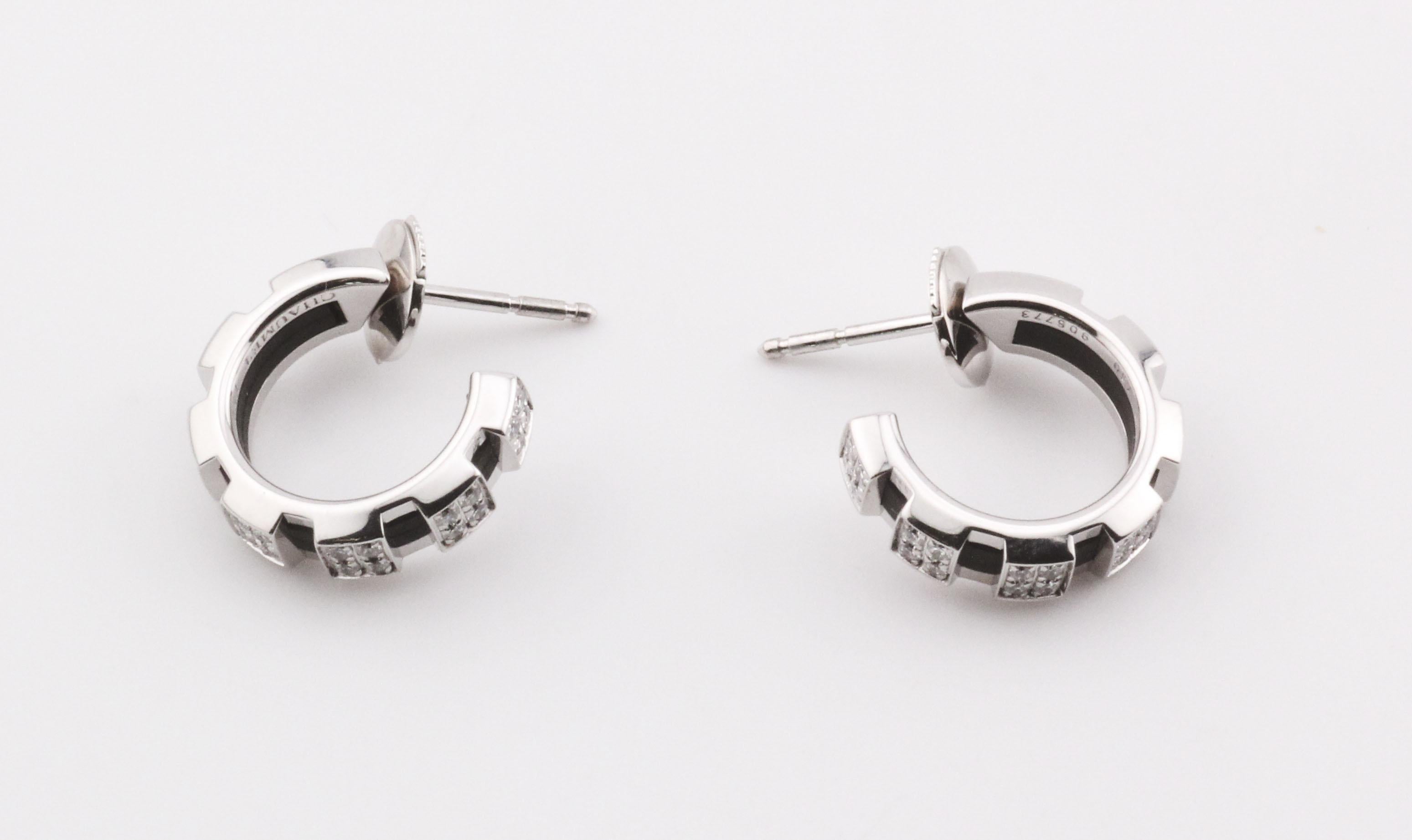Orecchini a cerchio con diamante in oro bianco 18 carati Chaumet Class One In condizioni buone in vendita a Simpsonville, SC