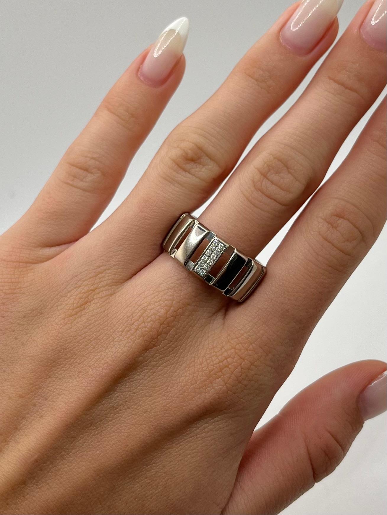 Scopri l'eleganza dell'anello Class One della prestigiosa Maison Chaumet. Realizzato in lussuoso oro bianco 18 carati (750/1000), questo pezzo firmato, numerato e marchiato incarna la raffinatezza senza tempo dell'alta gioielleria francese. L'anello