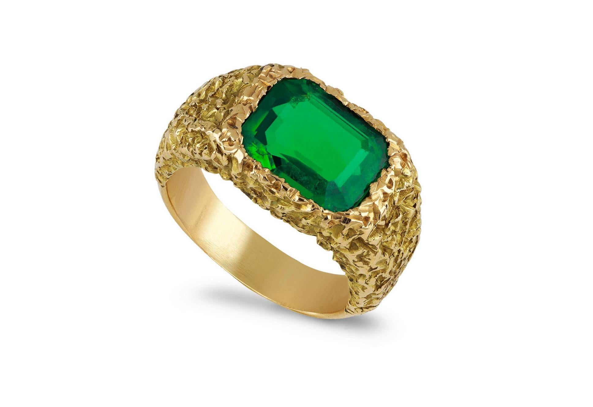 Chaumet Solitärring mit kolumbianischem Smaragd. In der Mitte befindet sich ein achteckiger, natürlicher kolumbianischer Smaragd im Smaragdschliff mit geringem Ölanteil in einer offenen Rubover-Fassung mit einem Gewicht von etwa 2,40 Karat. Das