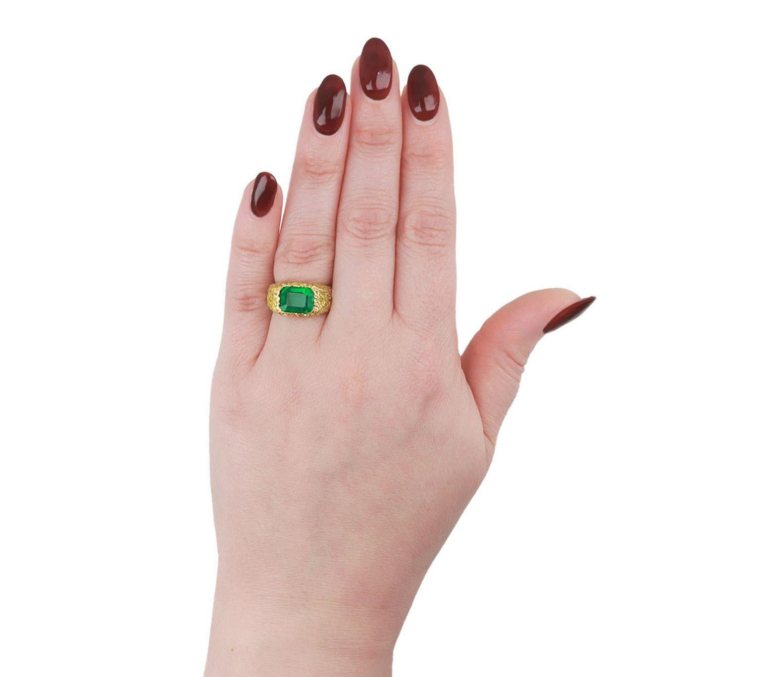 Chaumet Solitärring mit kolumbianischem Smaragd, ca. 1965. (Retro) im Angebot