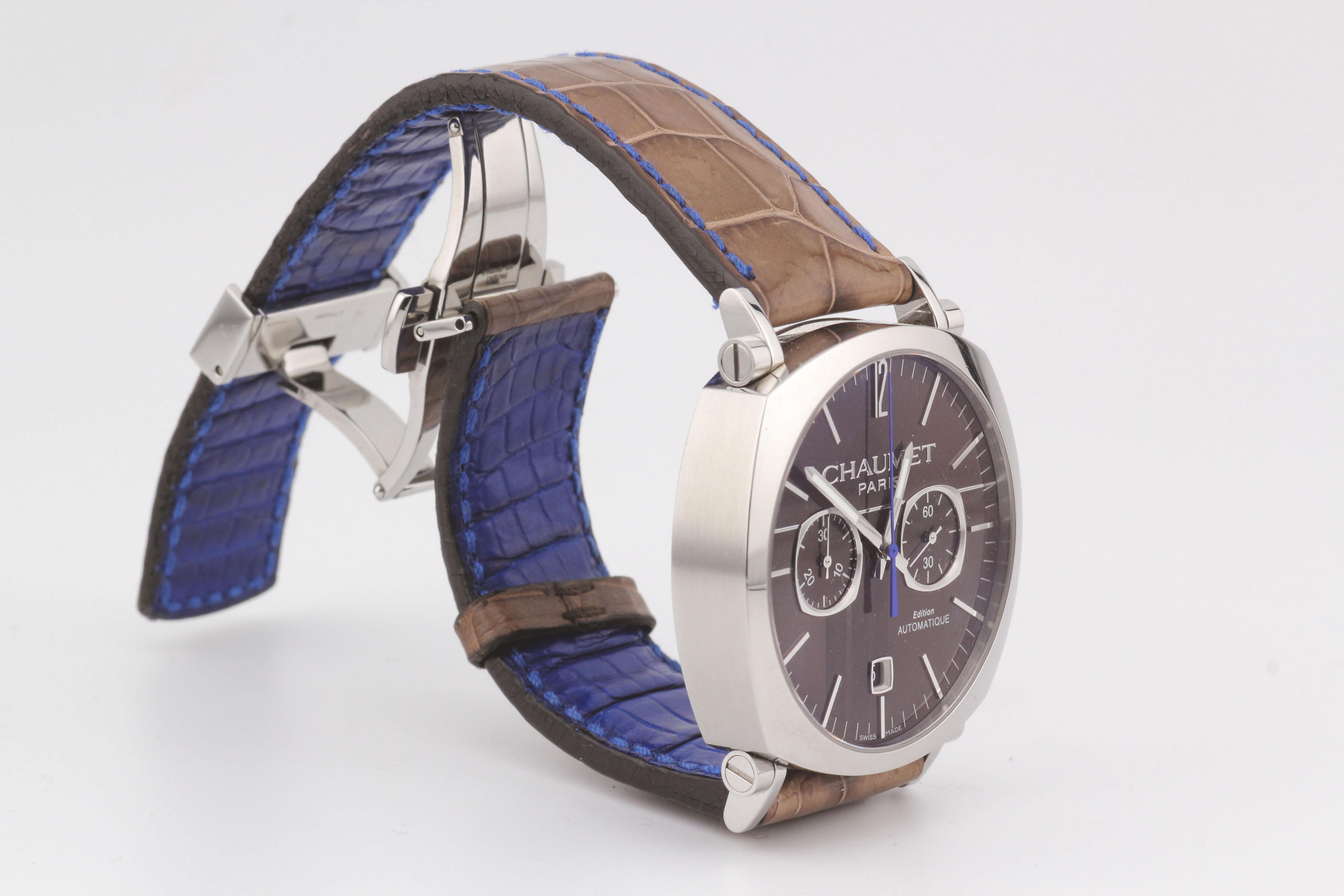 Die CHAUMET Dandy Automatik-Chronographenuhr ist eine raffinierte Mischung aus Pariser Eleganz und Schweizer Uhrmacherkunst, die für den modernen Gentleman entworfen wurde. Dieser raffinierte Zeitmesser verfügt über ein poliertes Edelstahlgehäuse,