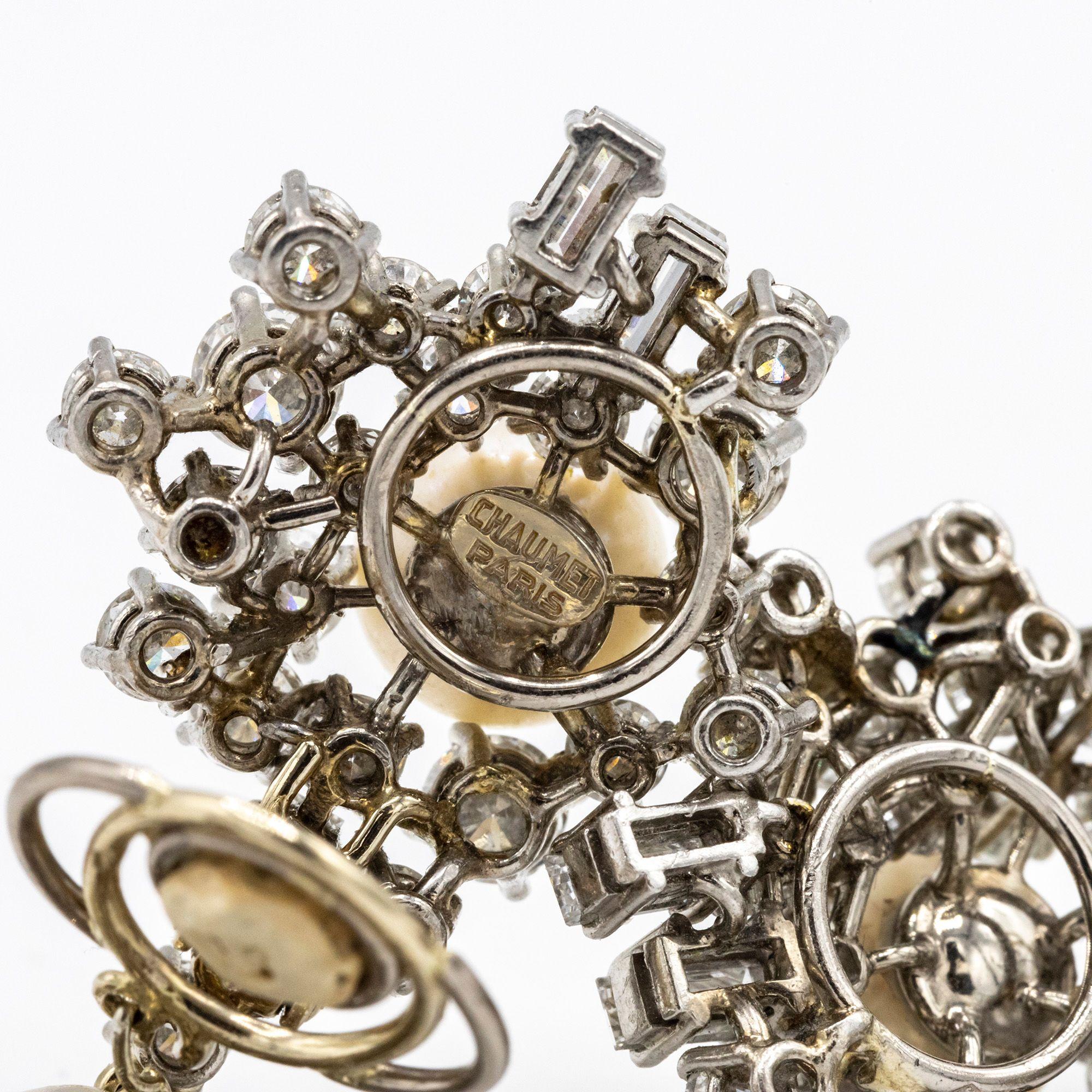 Moderne Chaumet Clips d'oreilles pendants en forme de goutte en diamants et perles en vente