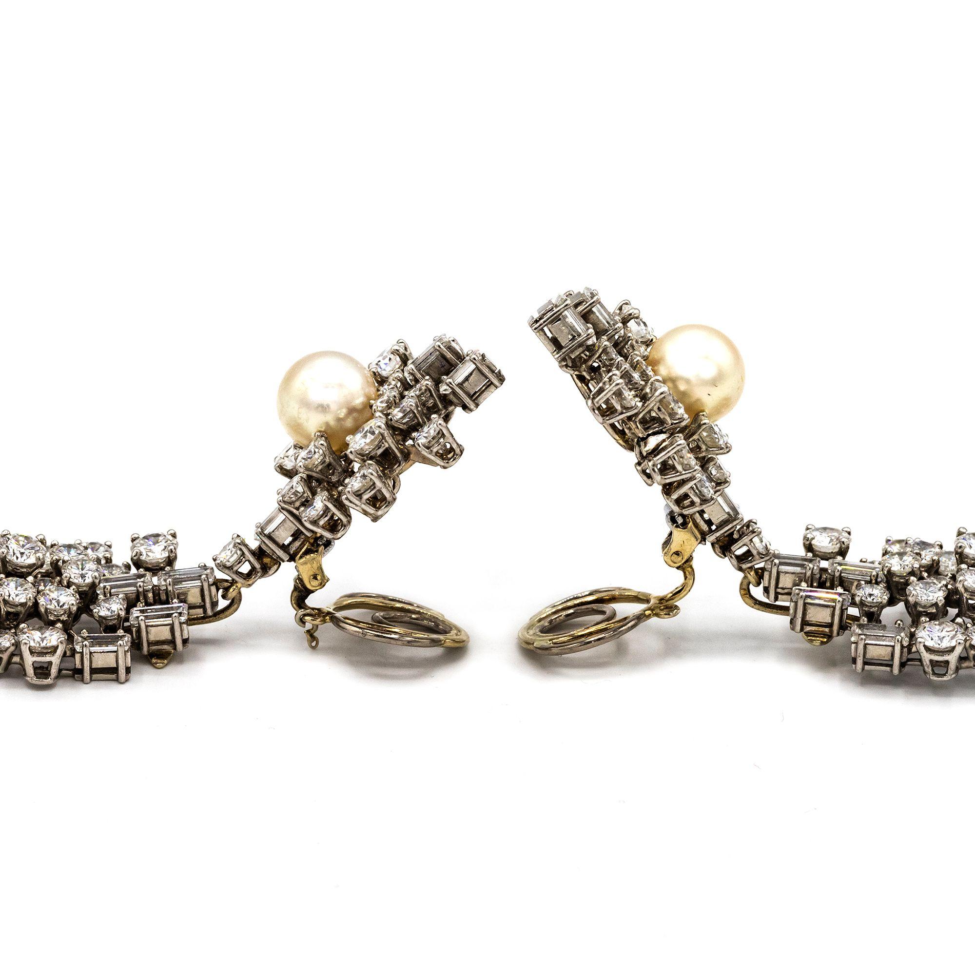 Chaumet Clips d'oreilles pendants en forme de goutte en diamants et perles Excellent état - En vente à New York, NY