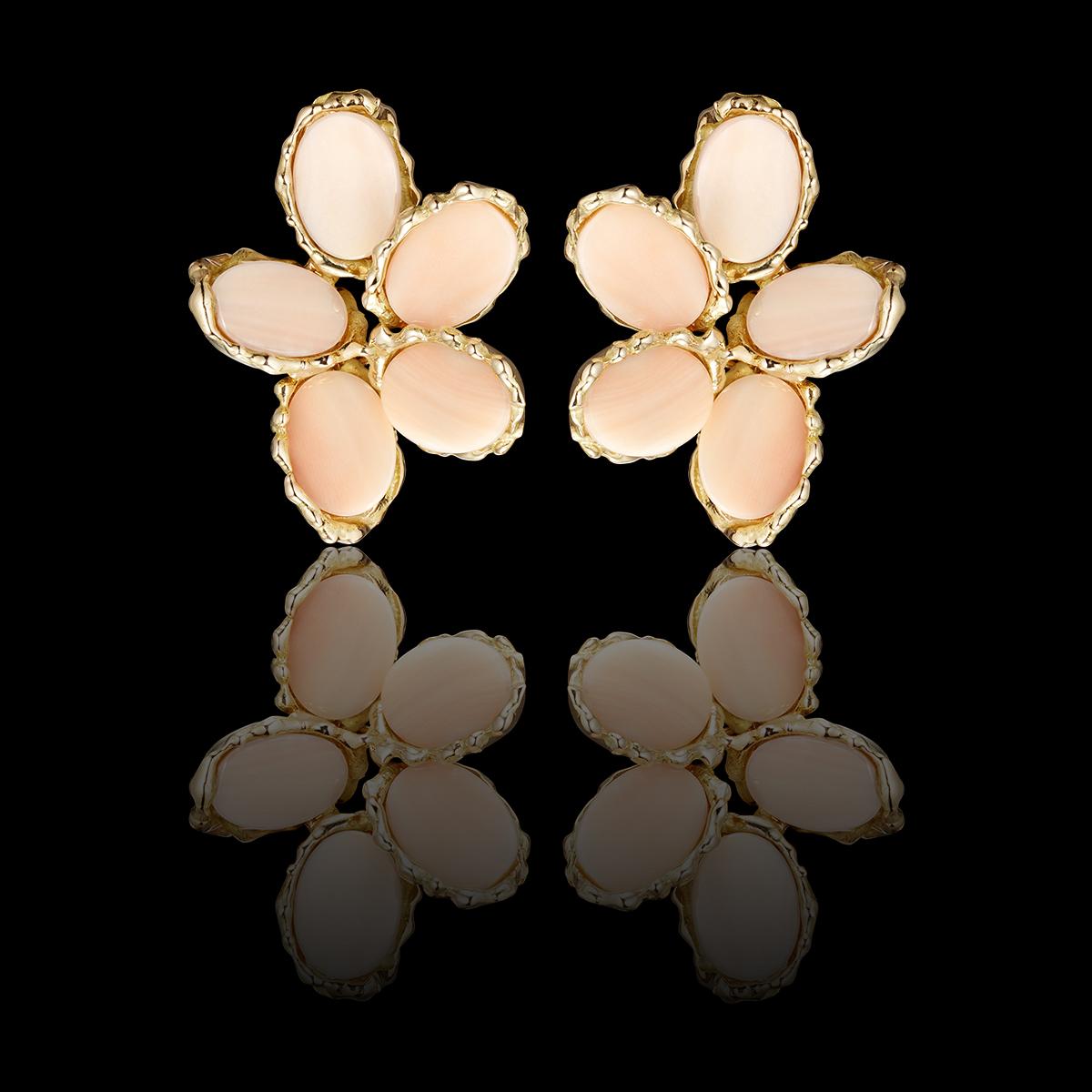 Chaumet -Very rares'Collectables' 1970s earrings made of angel skine coral, 18k yellow gold and 18k white gold.
-EAR PIERCE CLIP FITTINGS.
-LENGHT:4 centimiters.
-SIGNED-CHAUMET.
-WEIGHT:23,90 g.
-MADE IN FRANCE.