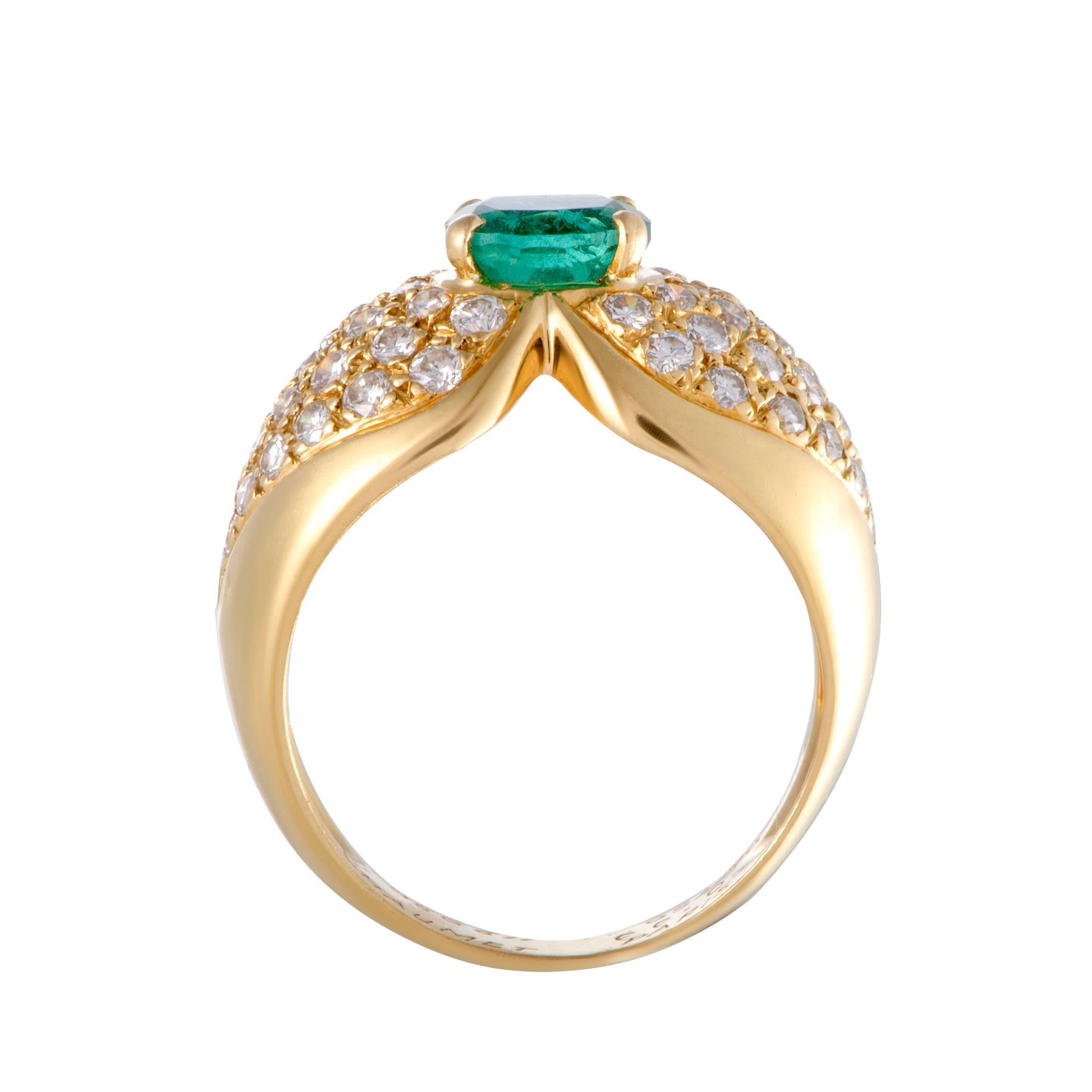 The regal allure of the emerald is splendidly complemented by the compellingly elegant design in this superb Chaumet ring. The ring is made of 18K yellow gold and set with 1.10 carats of diamonds, while the emerald weighs 0.99 carats.
Ring Top