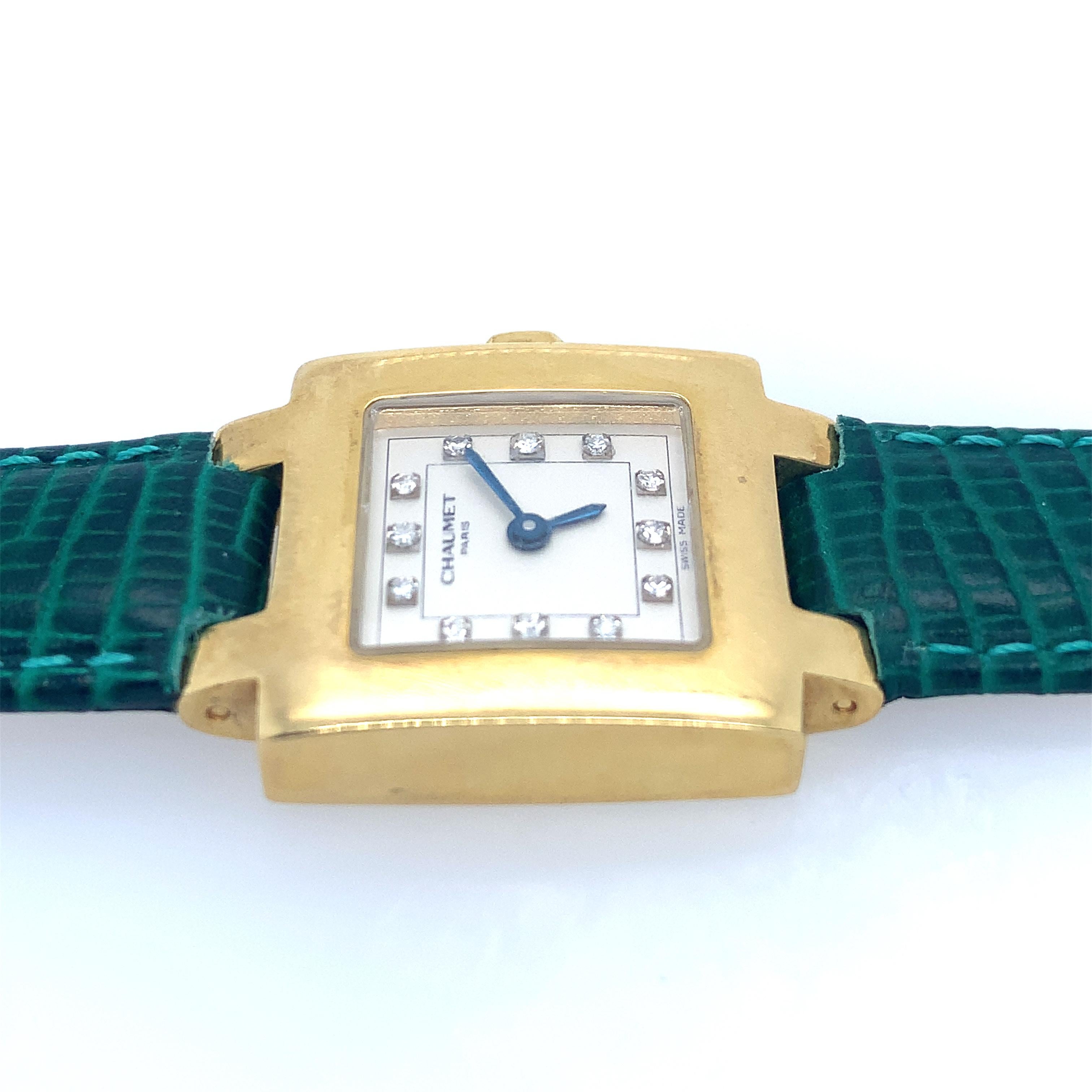 De l'horloger français de luxe Chaumet, une exquise montre-bracelet à quartz Chaumet Paris en or jaune 18 carats et diamants. Douze (12) diamants marquent chaque heure sur ce boîtier carré de 21 mm. Le boîtier en or jaune 18 carats est rehaussé d'un