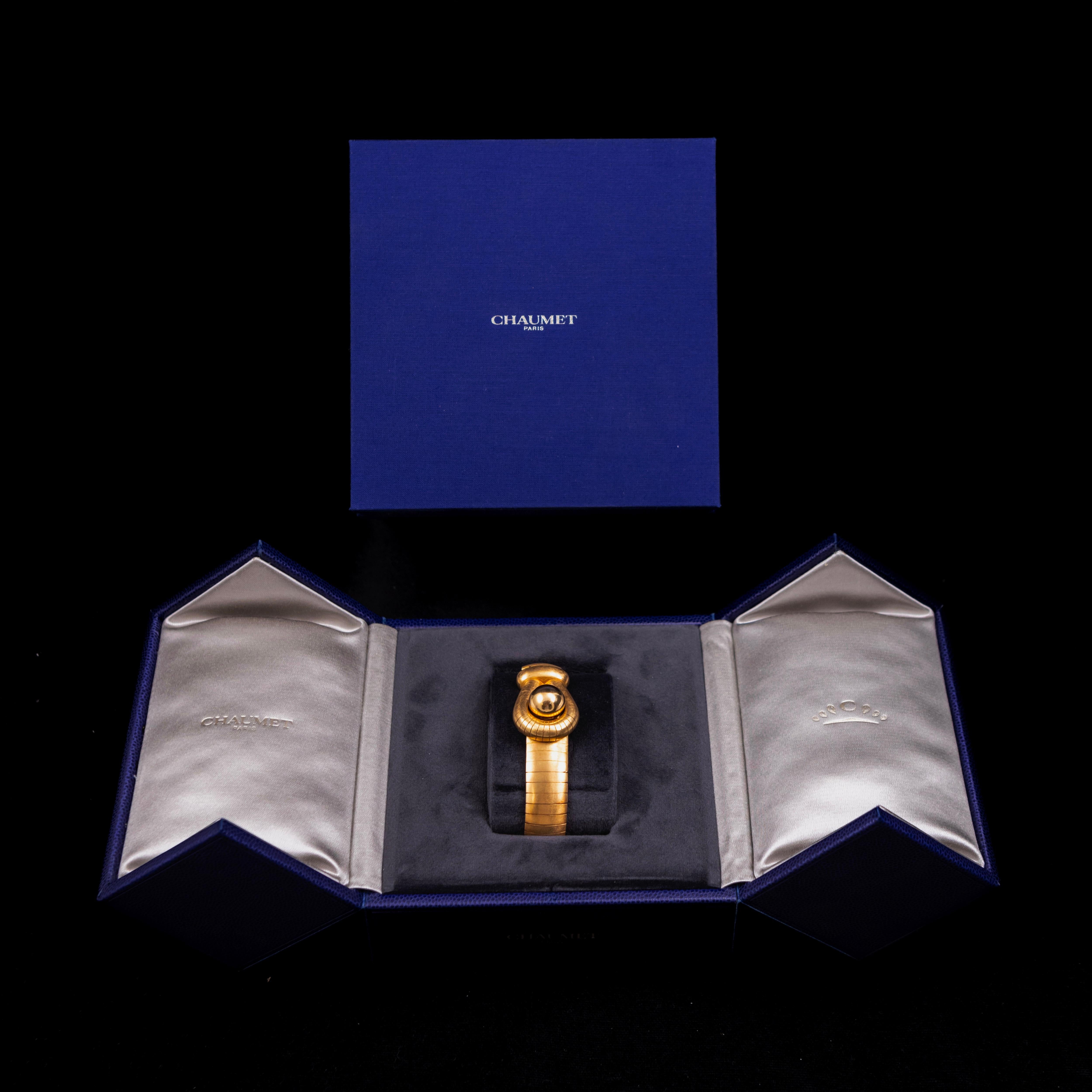 A remarkable testament to Chaumet's artistry, this vintage Fidelité bracelet, crafted in 18kt yellow gold, exudes timeless elegance and refined sophistication. Dating from the 1970s/1980s, the bracelet showcases an articulated design, with a