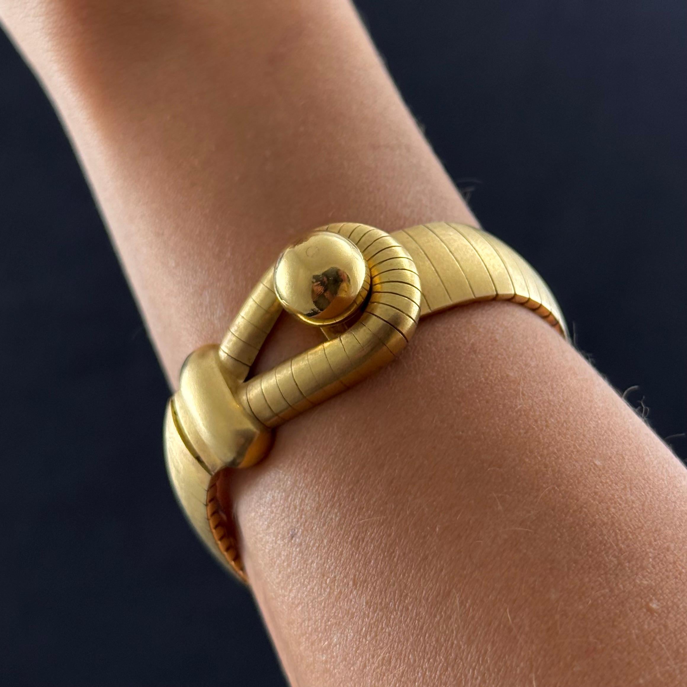 Women's or Men's Chaumet Fidelité Loyalty Ball Loop Bracelet 18K Yellow Gold Vintage 1970s 1980s For Sale