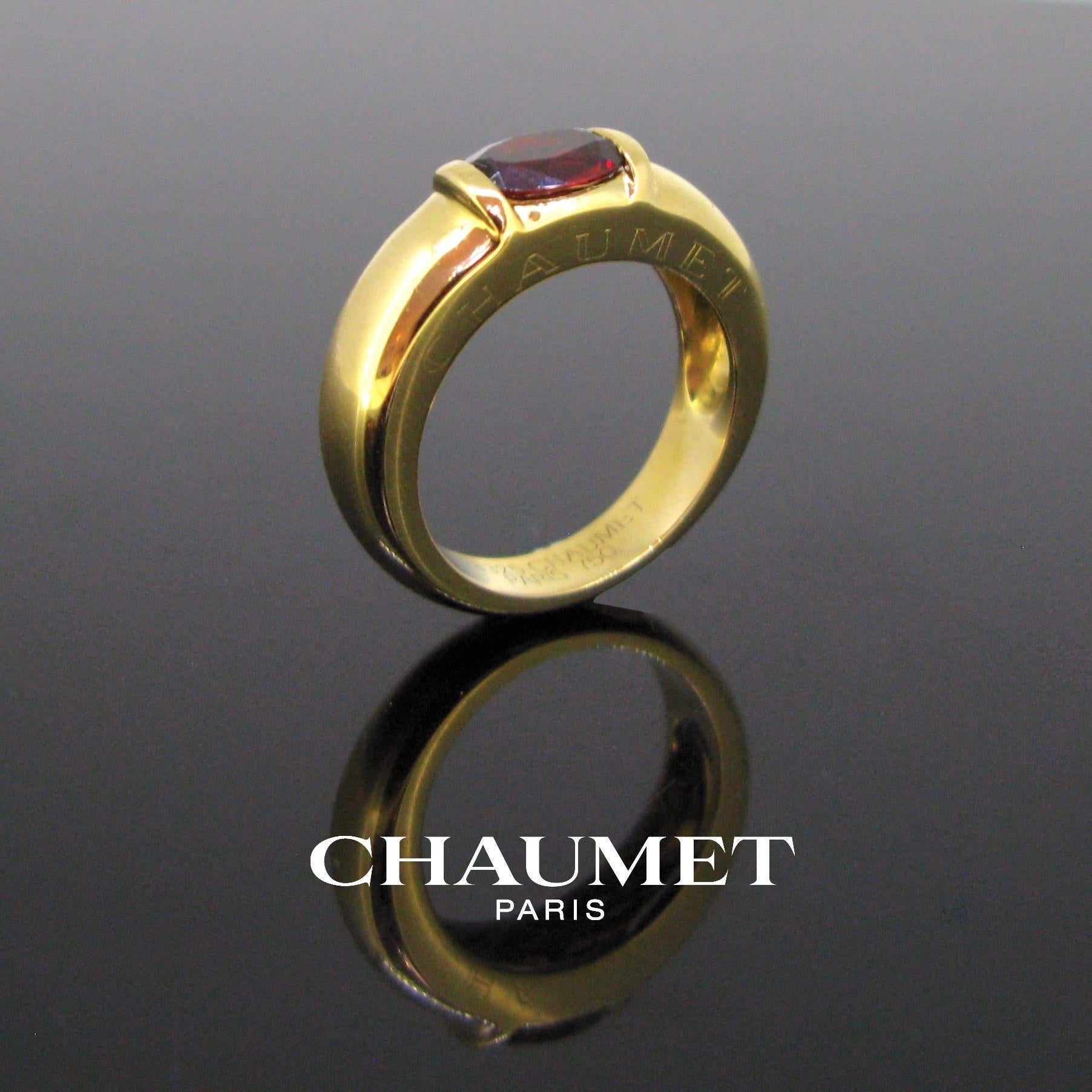 Weight:	 10.38gr
	

Metal:	18kt yellow Gold 


Stones:	1 Garnet
•	Cut:	Oval
•	Carat weight:	3ct approximately


Condition:	Very Good 


Signature:	Chaumet Paris, nº328325


Hallmarks:	French – eagle’s head
	 

Comments:	This ring is made in 18kt