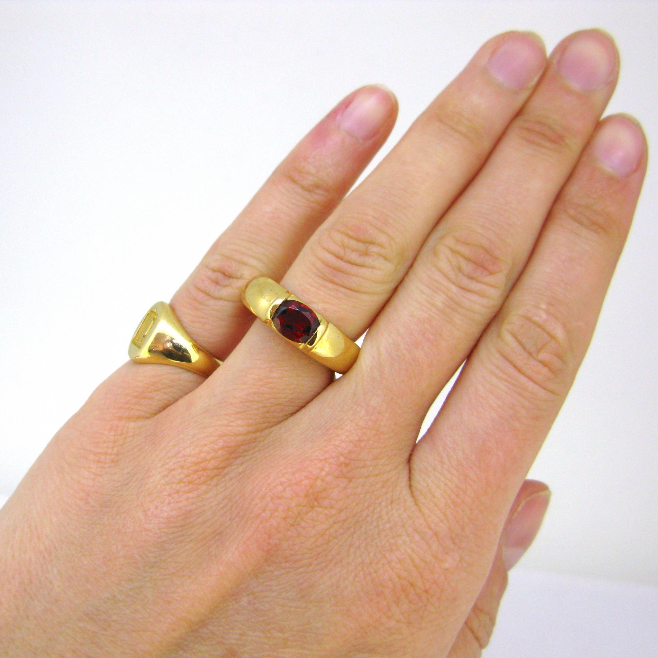 Chaumet Garnet Band Ring, 18 Karat Yellow Gold, France 1