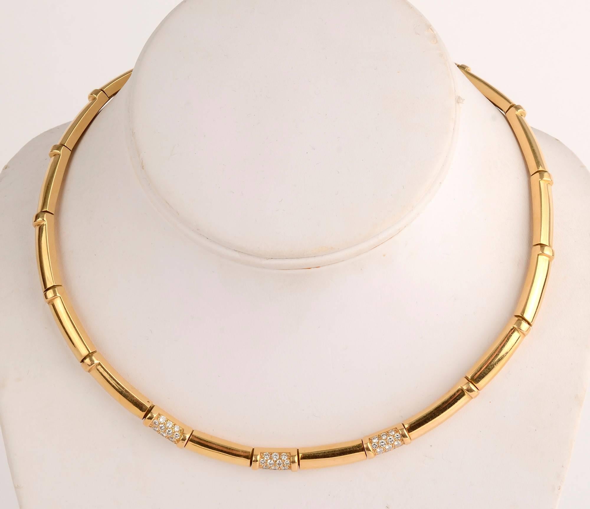 Elegante collana girocollo di Chaumet con tre pannelli di diamanti. I 42 diamanti pesano circa 1 carato e sono di colore G, qualità VS. La collana è composta da pannelli d'oro da 3/4 di pollice che la rendono molto flessibile e comoda da indossare.
