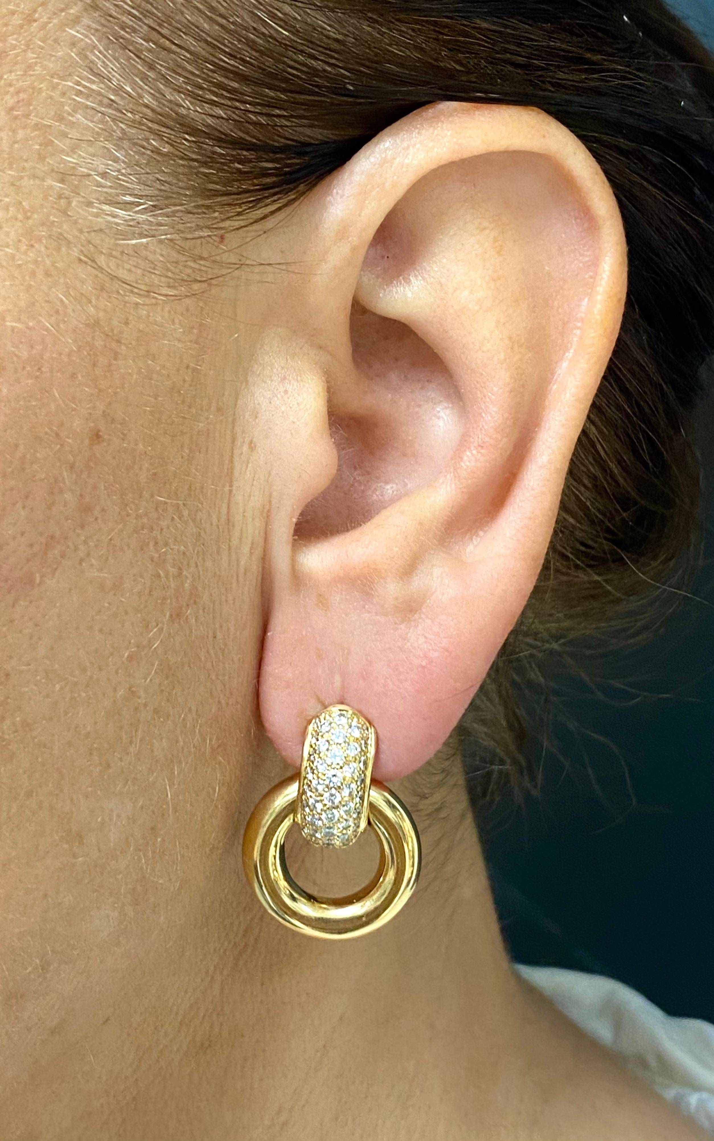 Designer: Chaumet
Materiali: oro giallo 18 carati
A. Stone: Diamante
Peso: 17.5 grammi
Misura: 1 1/8