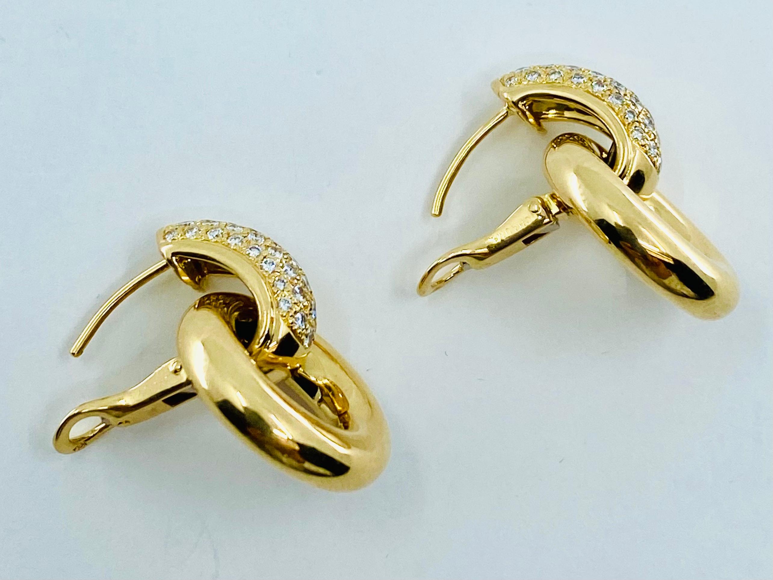 Taglio rotondo Orecchini Chaumet con diamanti in oro in vendita