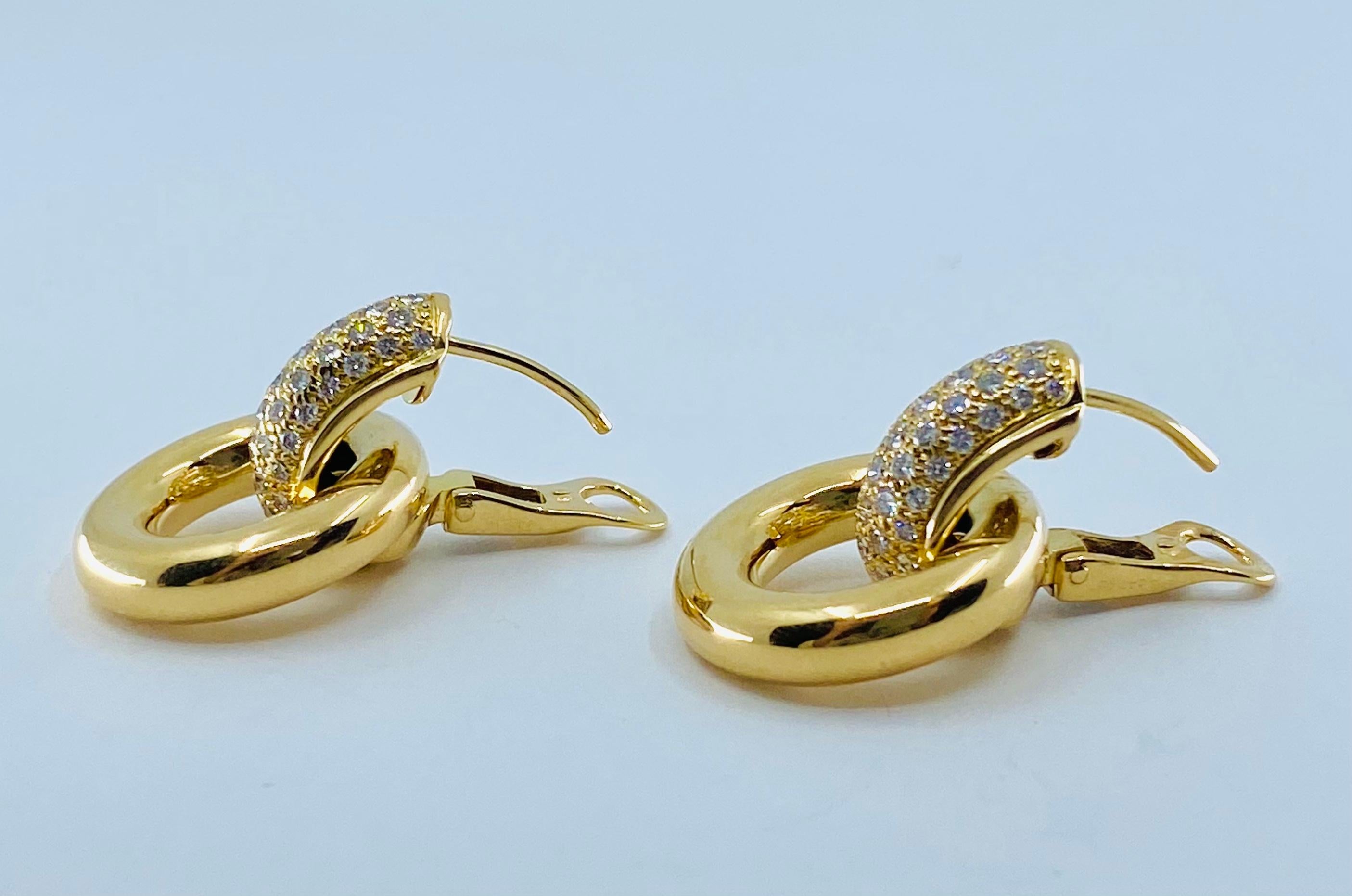 Taille ronde Boucles d'oreilles Chaumet en or et diamants en vente