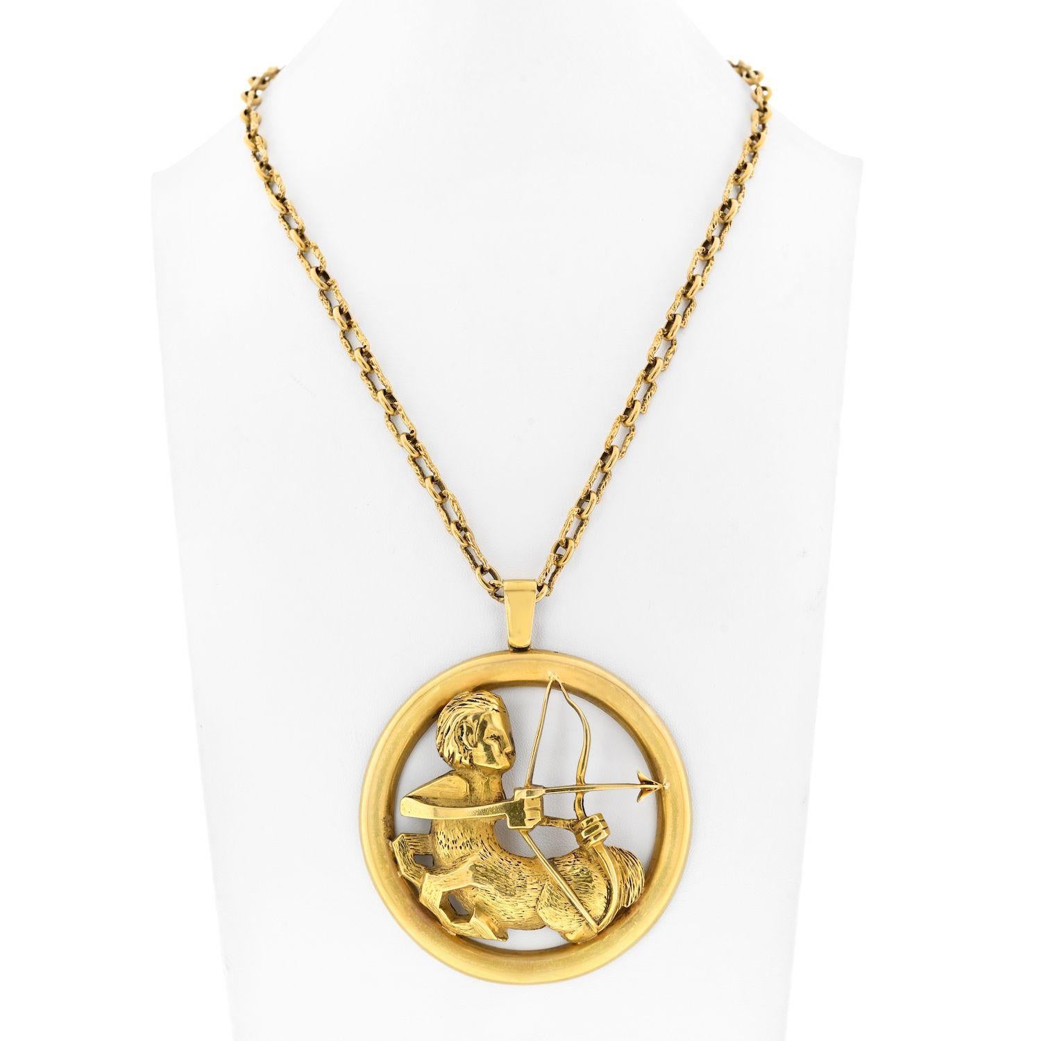Moderne Collier en or Chaumet Sagodiacus Oversized Round Pendant On A Chain Necklace en vente