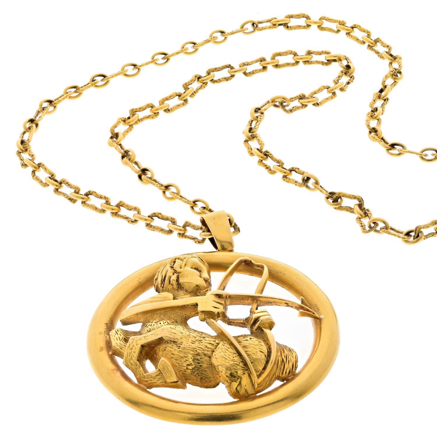Collier en or Chaumet Sagodiacus Oversized Round Pendant On A Chain Necklace Excellent état - En vente à New York, NY
