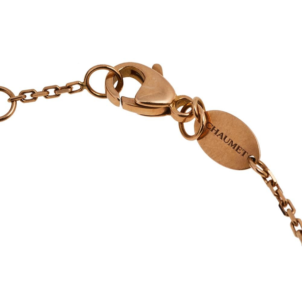 This gorgeous bracelet from Chaumet has been brought to life by skilled craftsmen with such precision that every line and curve is smoothened to perfection. The Jeux de Liens bracelet is sculpted using 18k rose gold and designed with a single chain