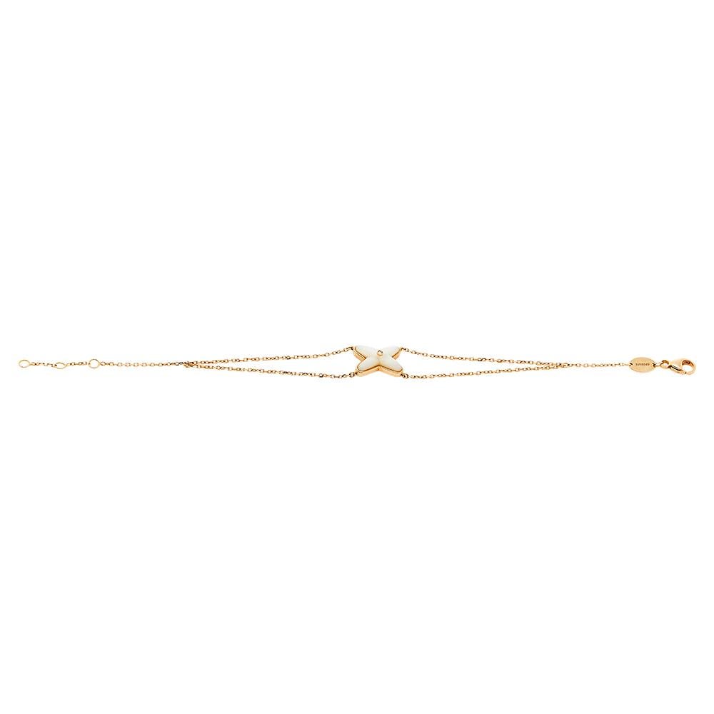 This gorgeous bracelet from Chaumet has been brought to life by skilled craftsmen with such precision that every line and curve is smoothened to perfection. The Jeux de Liens bracelet is sculpted using 18k rose gold and designed with double chains