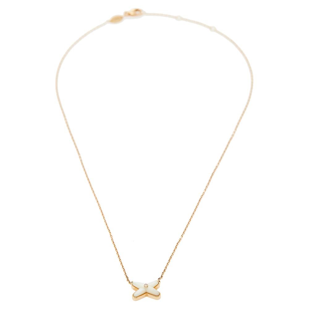 This gorgeous necklace from Chaumet has been brought to life by skilled craftsmen with such precision that every line and curve is smoothened to perfection. The Jeux de Liens necklace is sculpted using 18K rose gold and designed with a slender chain