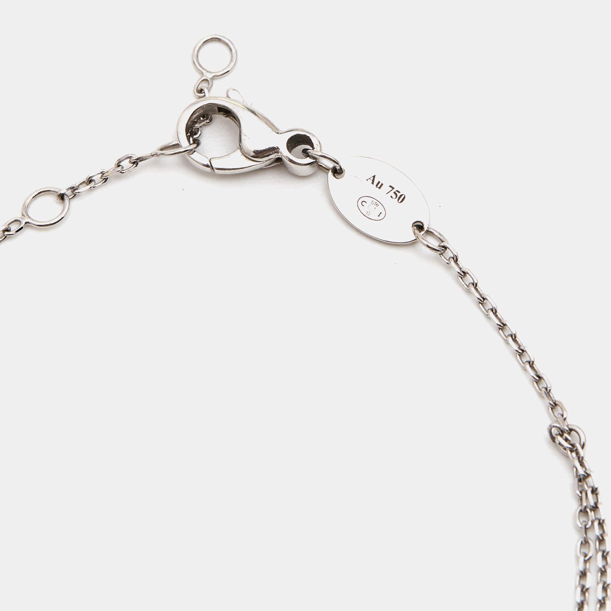 This gorgeous Chaumet bracelet has been created by skilled craftsmen to be a cherishable accessory. The Jeux de Liens bracelet is sculpted using 18k white gold and designed with double chains that hold the signature ''X' motif inlaid with mother of
