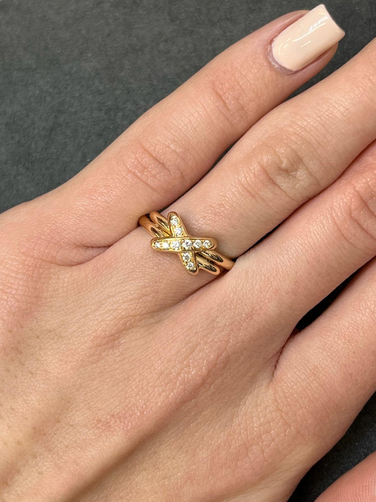 Scopri lo splendido anello Jeux de Liens di Chaumet, realizzato in oro rosa 18 carati (750/1000). Questo elegante pezzo è marchiato e numerato, a garanzia della sua autenticità e della sua superiore maestria. Presenta 10 diamanti con taglio a