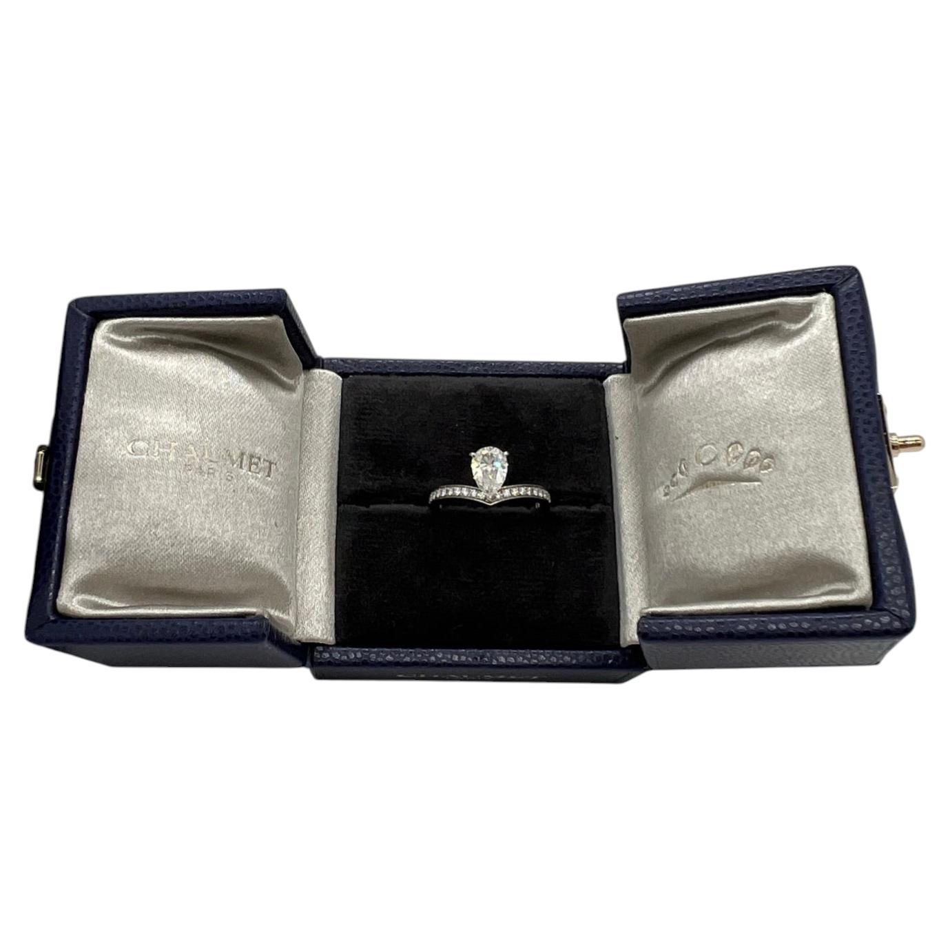 Chaumet Josephine Aigrette – Ring mit Tiara-Band aus 18 Karat Weißgold, mit einem birnenförmigen Diamanten von 1,01 Karat im Angebot