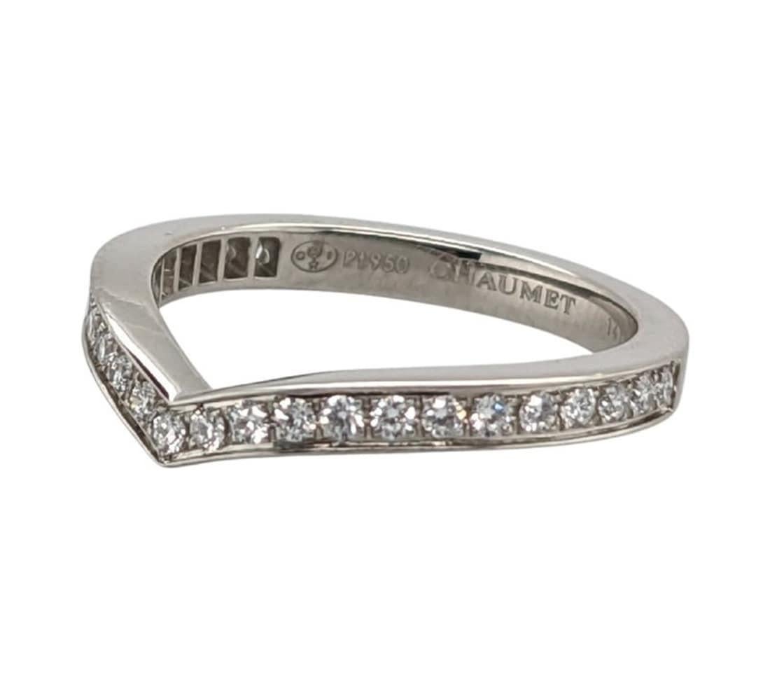 Joséphine Aigrette wedding band in platinum, paved with brilliant-cut diamonds.